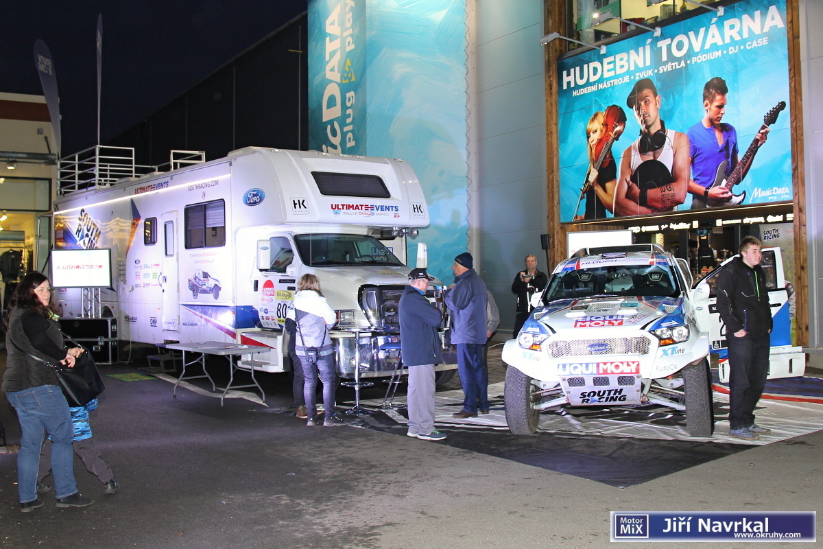 Velkolepý odjezd dakarské techniky