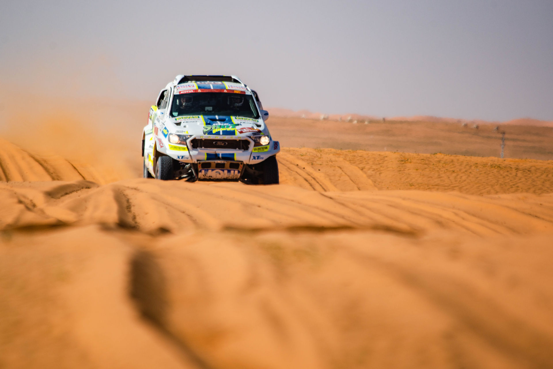 Ford posádky Ouředníček – Křípal převálcoval kamion, čeští závodníci ale chtějí pokračovat dál Ford posádky Ouředníček – Křípal převálcoval kamion, čeští závodníci ale chtějí pokračovat dál