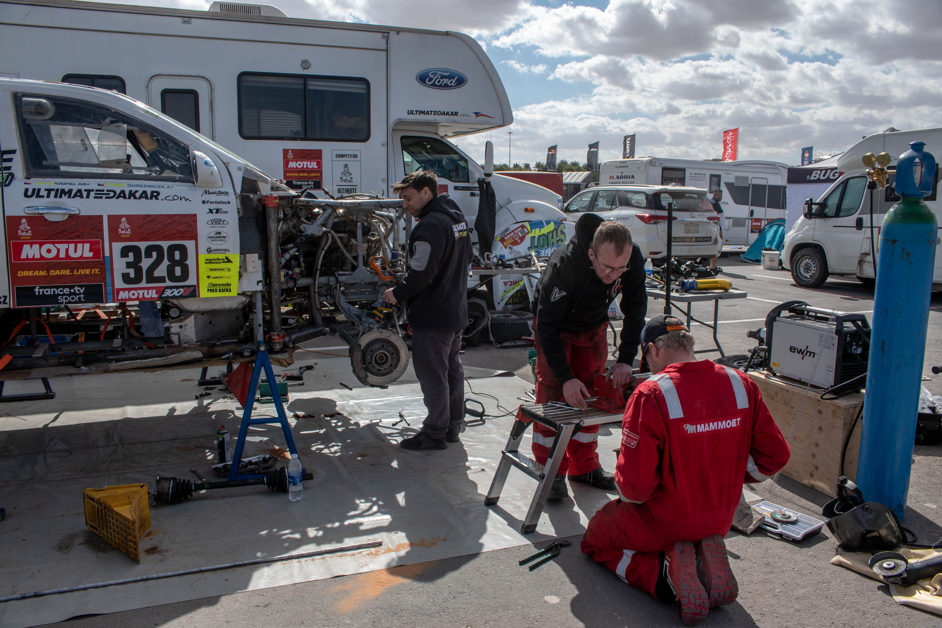 Ford posádky Ouředníček – Křípal převálcoval kamion, čeští závodníci ale chtějí pokračovat dál Ford posádky Ouředníček – Křípal převálcoval kamion, čeští závodníci ale chtějí pokračovat dál