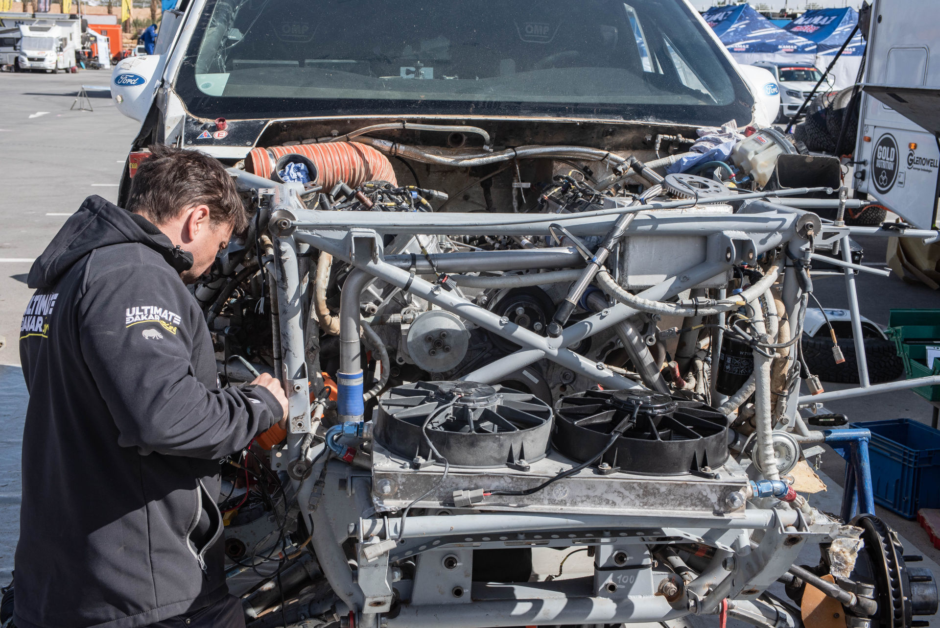 Ford posádky Ouředníček – Křípal převálcoval kamion, čeští závodníci ale chtějí pokračovat dál Ford posádky Ouředníček – Křípal převálcoval kamion, čeští závodníci ale chtějí pokračovat dál