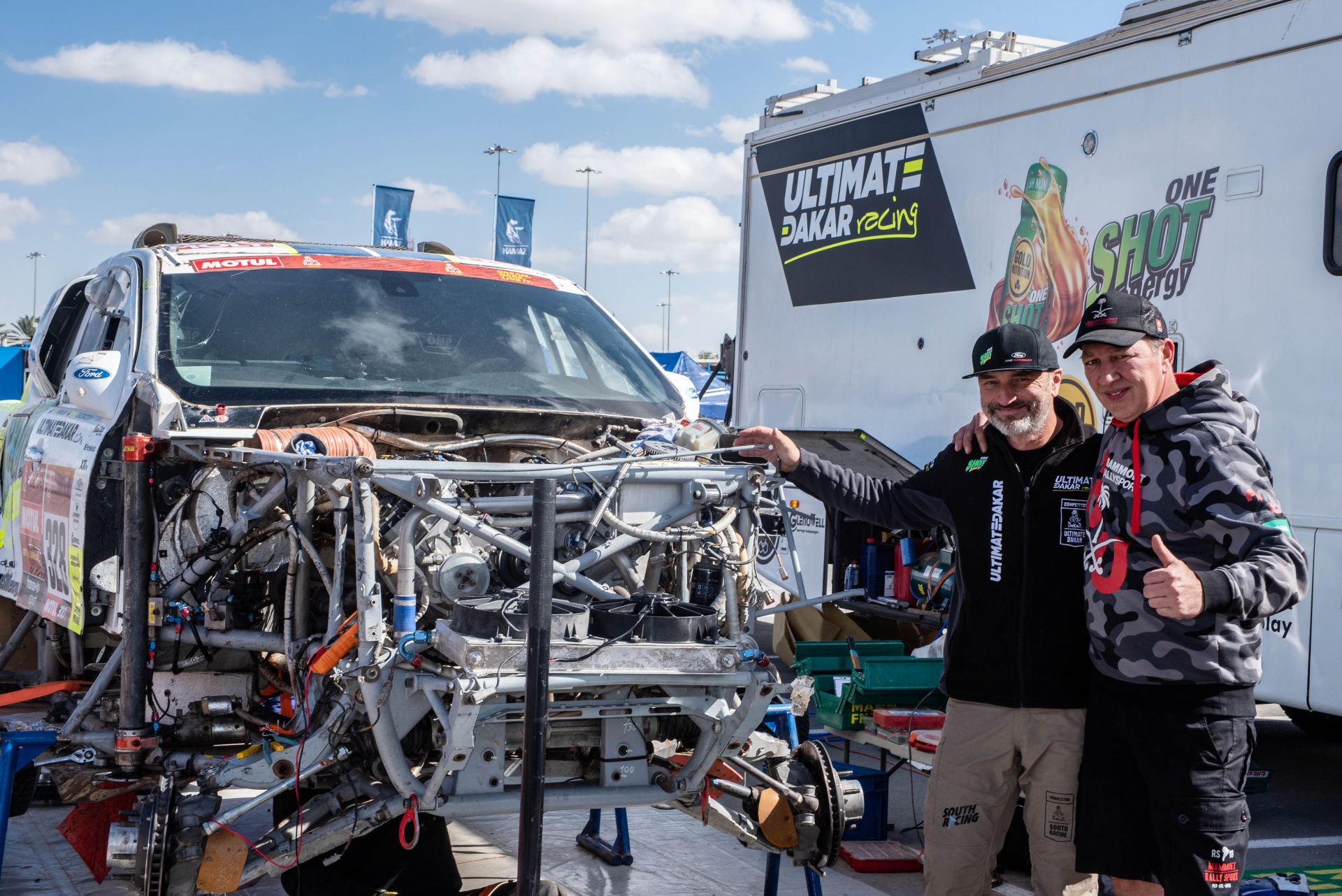 Ford posádky Ouředníček – Křípal převálcoval kamion, čeští závodníci ale chtějí pokračovat dál Ford posádky Ouředníček – Křípal převálcoval kamion, čeští závodníci ale chtějí pokračovat dál