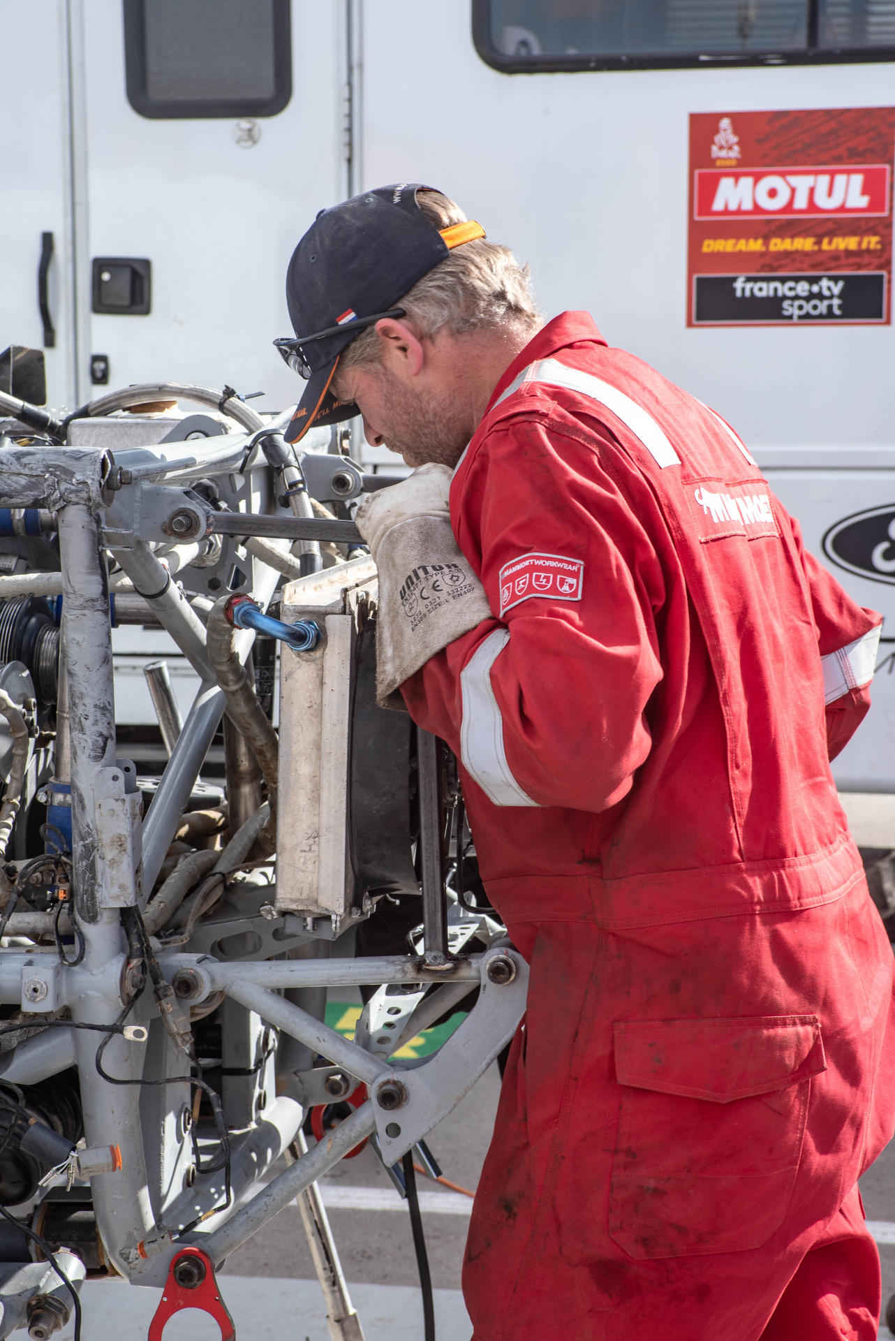 Ford posádky Ouředníček – Křípal převálcoval kamion, čeští závodníci ale chtějí pokračovat dál Ford posádky Ouředníček – Křípal převálcoval kamion, čeští závodníci ale chtějí pokračovat dál