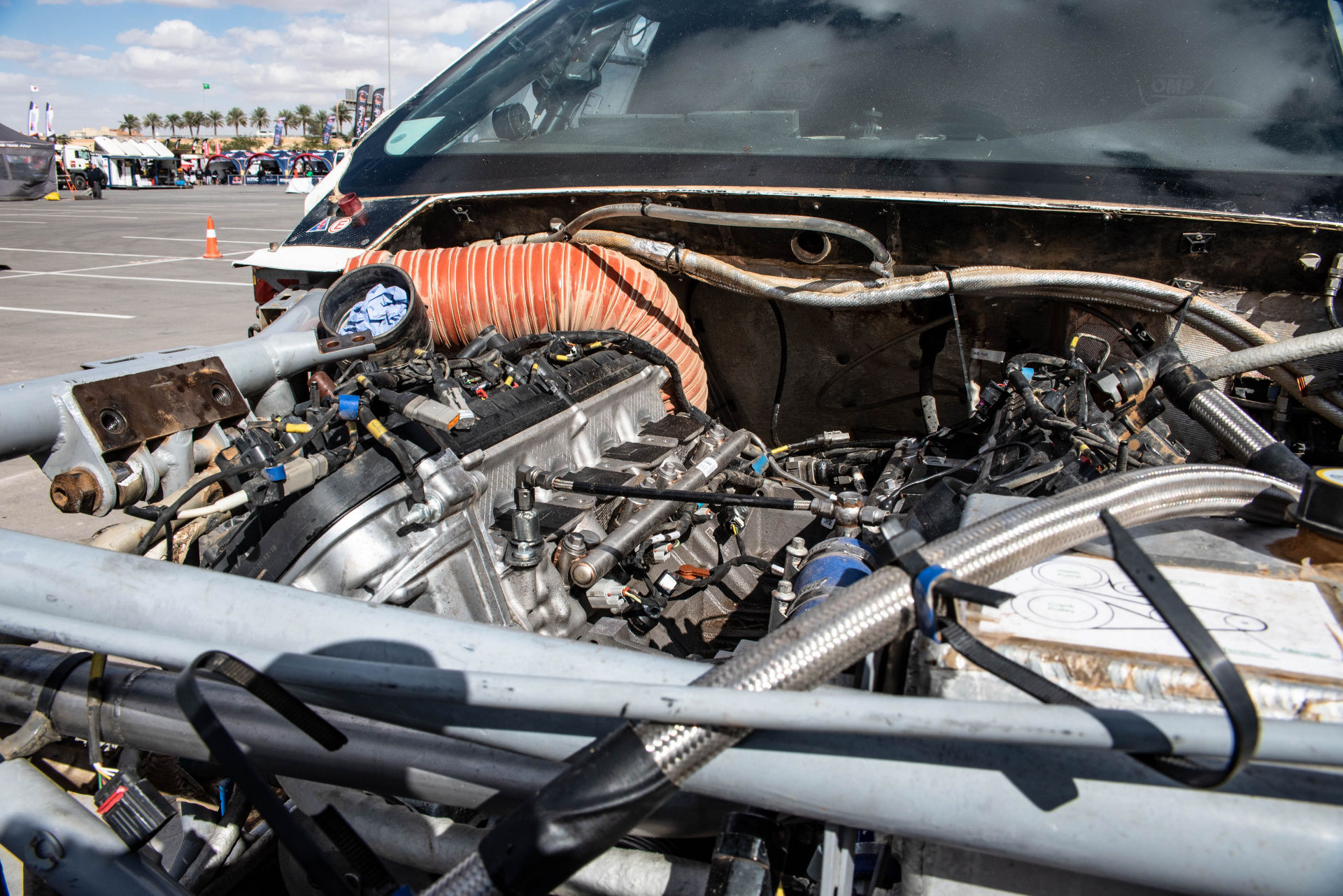 Ford posádky Ouředníček – Křípal převálcoval kamion, čeští závodníci ale chtějí pokračovat dál Ford posádky Ouředníček – Křípal převálcoval kamion, čeští závodníci ale chtějí pokračovat dál