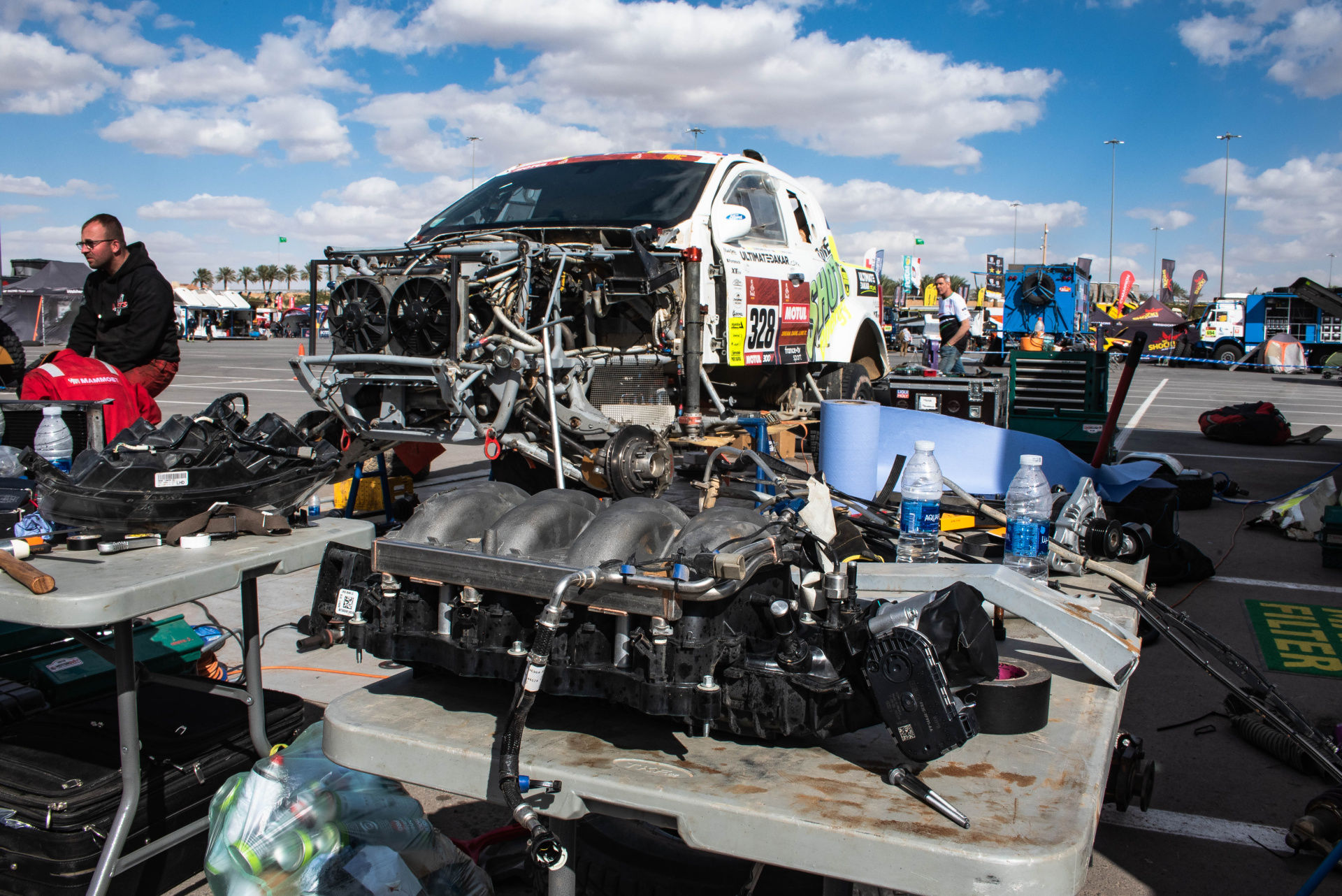 Ford posádky Ouředníček – Křípal převálcoval kamion, čeští závodníci ale chtějí pokračovat dál Ford posádky Ouředníček – Křípal převálcoval kamion, čeští závodníci ale chtějí pokračovat dál