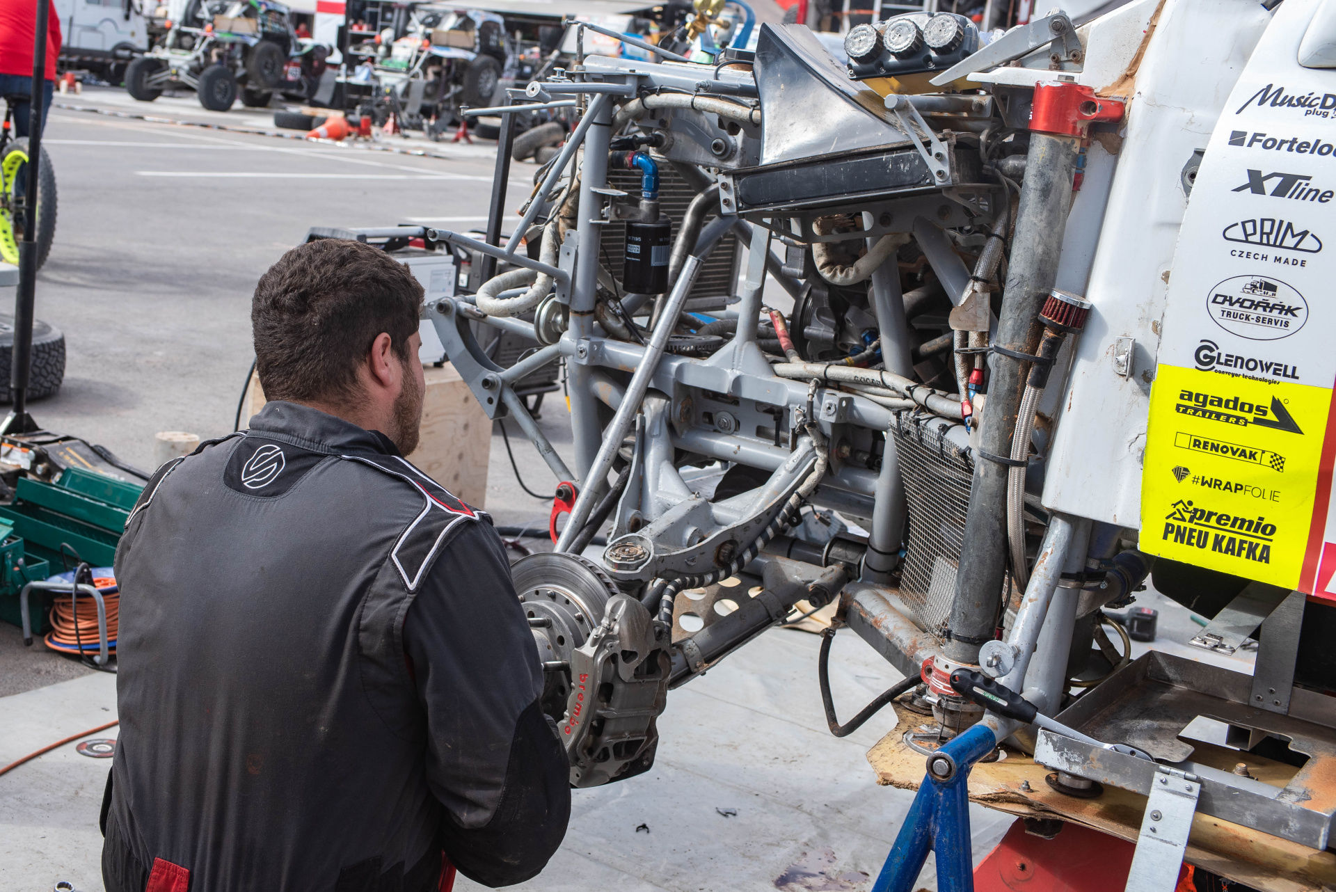 Ford posádky Ouředníček – Křípal převálcoval kamion, čeští závodníci ale chtějí pokračovat dál Ford posádky Ouředníček – Křípal převálcoval kamion, čeští závodníci ale chtějí pokračovat dál