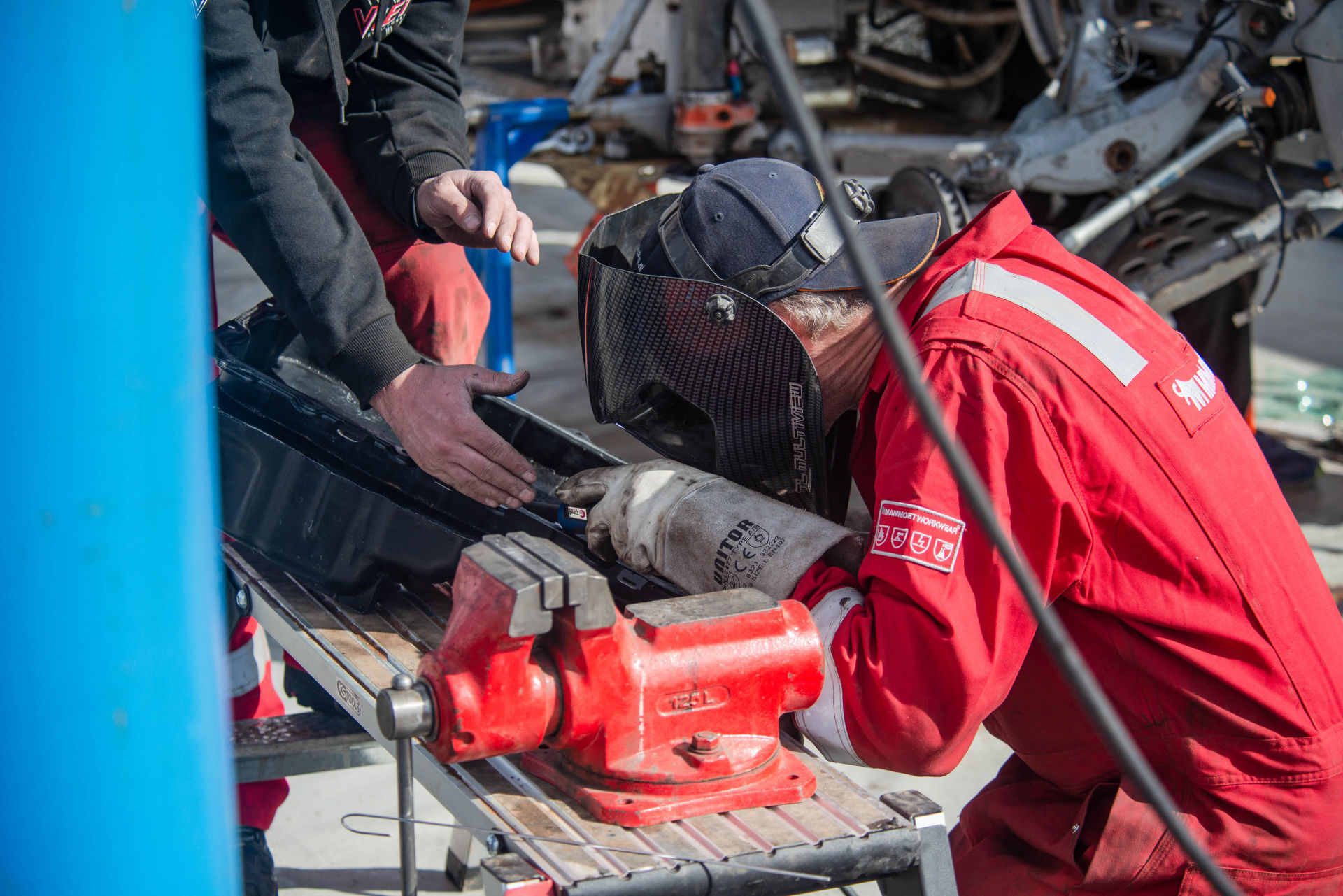 Ford posádky Ouředníček – Křípal převálcoval kamion, čeští závodníci ale chtějí pokračovat dál Ford posádky Ouředníček – Křípal převálcoval kamion, čeští závodníci ale chtějí pokračovat dál