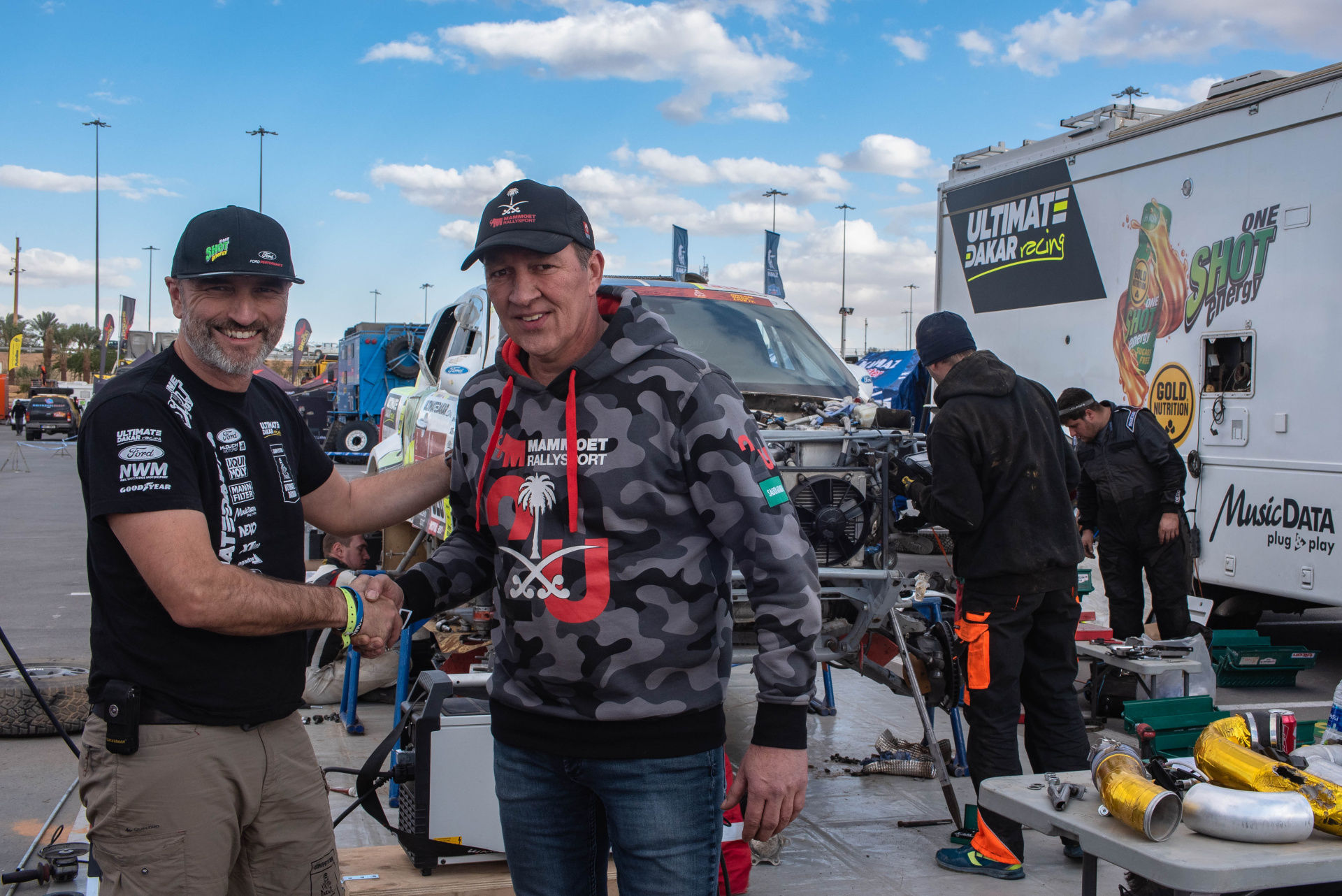 Ford posádky Ouředníček – Křípal převálcoval kamion, čeští závodníci ale chtějí pokračovat dál Ford posádky Ouředníček – Křípal převálcoval kamion, čeští závodníci ale chtějí pokračovat dál