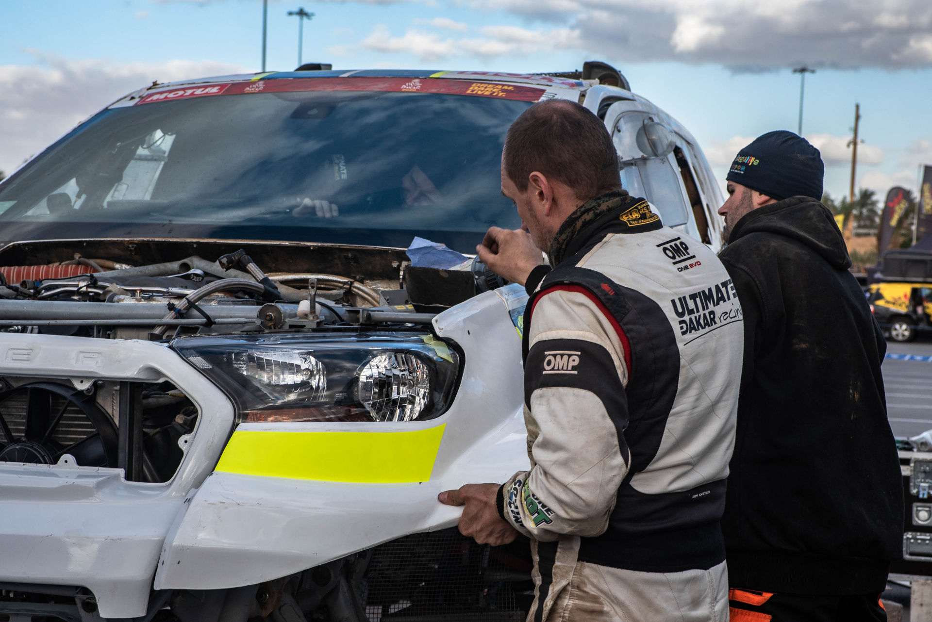 Ford posádky Ouředníček – Křípal převálcoval kamion, čeští závodníci ale chtějí pokračovat dál Ford posádky Ouředníček – Křípal převálcoval kamion, čeští závodníci ale chtějí pokračovat dál