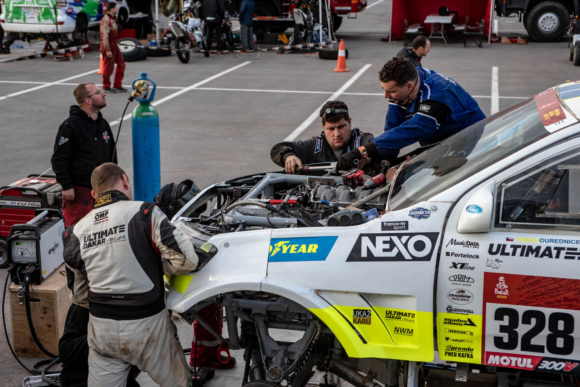 Ford posádky Ouředníček – Křípal převálcoval kamion, čeští závodníci ale chtějí pokračovat dál Ford posádky Ouředníček – Křípal převálcoval kamion, čeští závodníci ale chtějí pokračovat dál