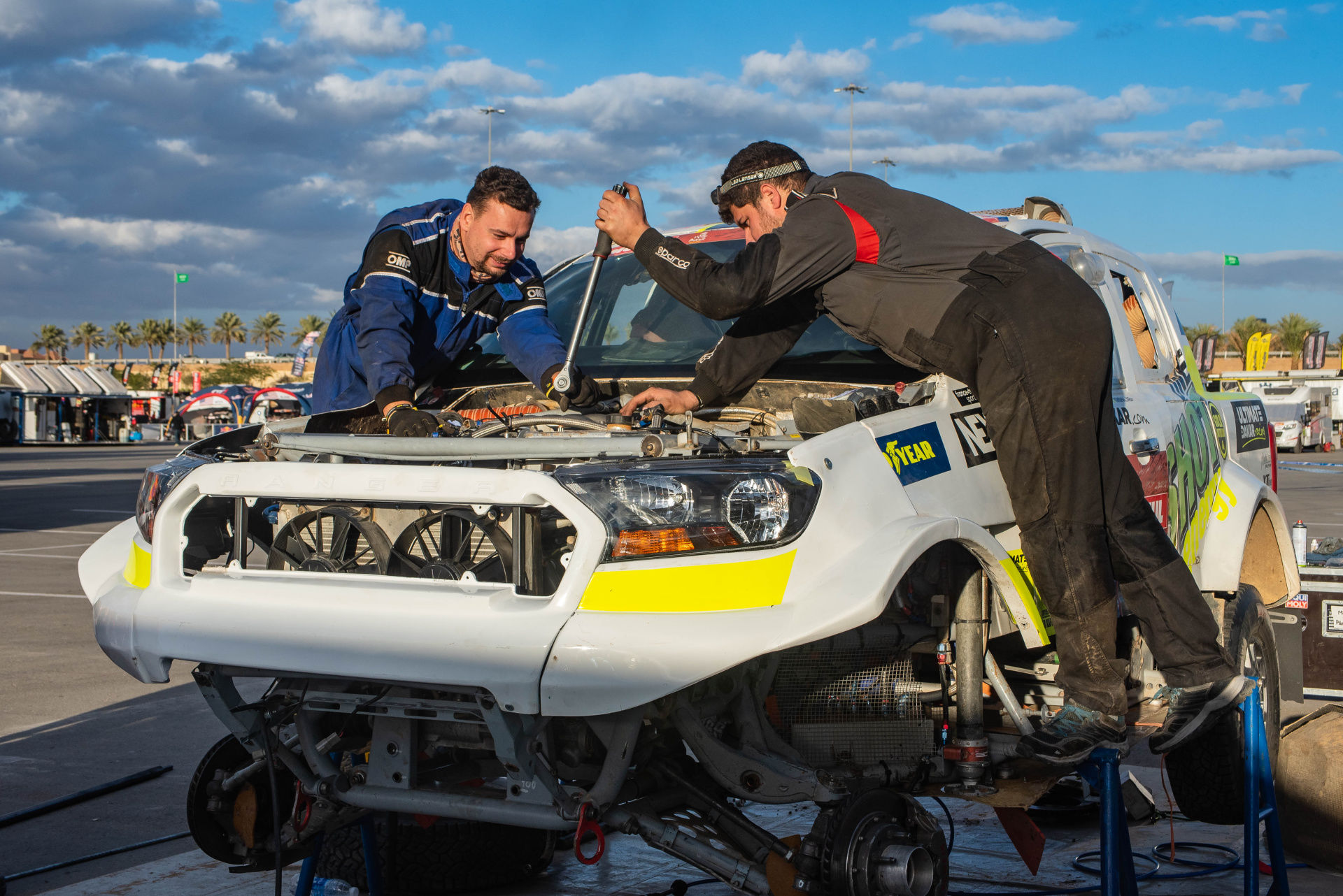 Ford posádky Ouředníček – Křípal převálcoval kamion, čeští závodníci ale chtějí pokračovat dál Ford posádky Ouředníček – Křípal převálcoval kamion, čeští závodníci ale chtějí pokračovat dál