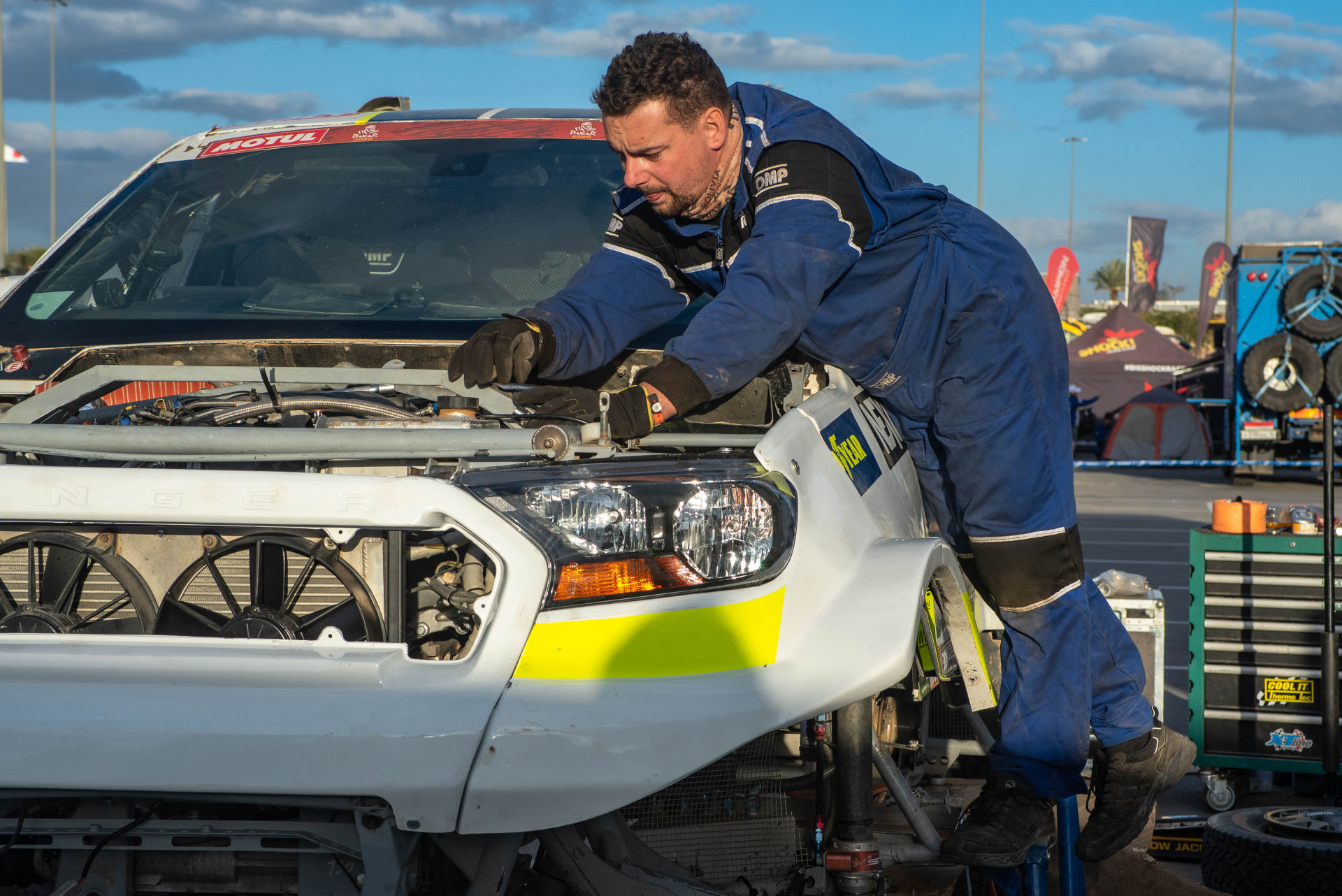 Ford posádky Ouředníček – Křípal převálcoval kamion, čeští závodníci ale chtějí pokračovat dál Ford posádky Ouředníček – Křípal převálcoval kamion, čeští závodníci ale chtějí pokračovat dál