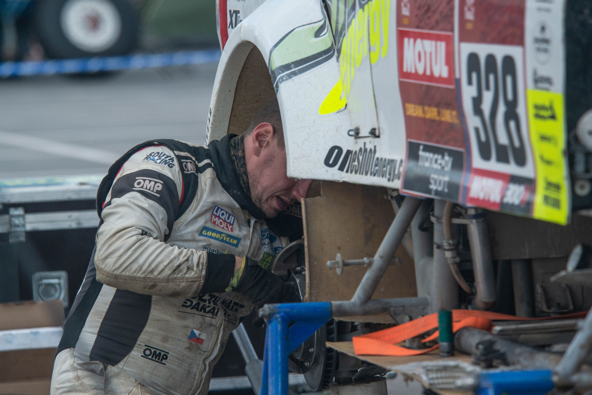 Ford posádky Ouředníček – Křípal převálcoval kamion, čeští závodníci ale chtějí pokračovat dál Ford posádky Ouředníček – Křípal převálcoval kamion, čeští závodníci ale chtějí pokračovat dál