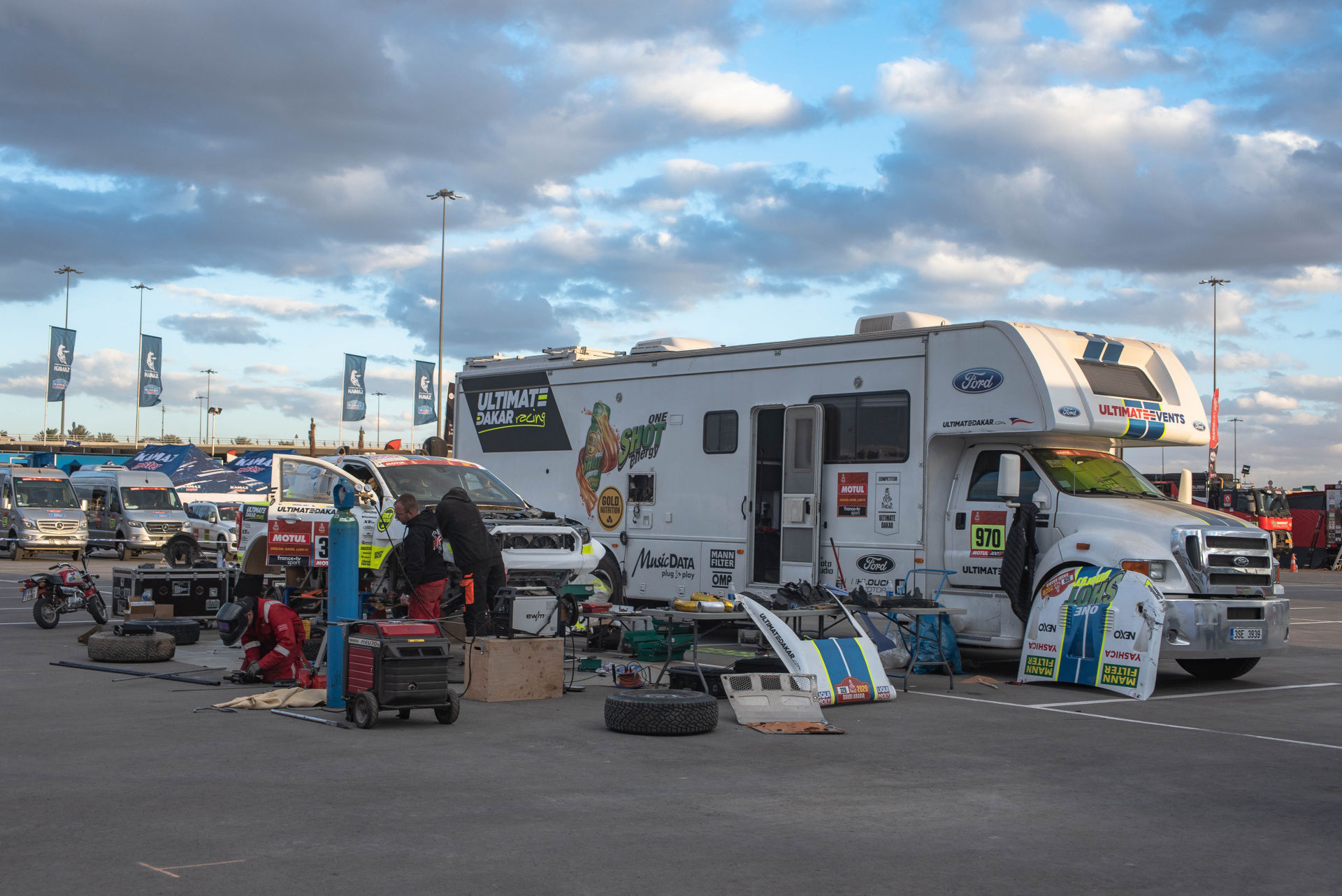 Ford posádky Ouředníček – Křípal převálcoval kamion, čeští závodníci ale chtějí pokračovat dál Ford posádky Ouředníček – Křípal převálcoval kamion, čeští závodníci ale chtějí pokračovat dál