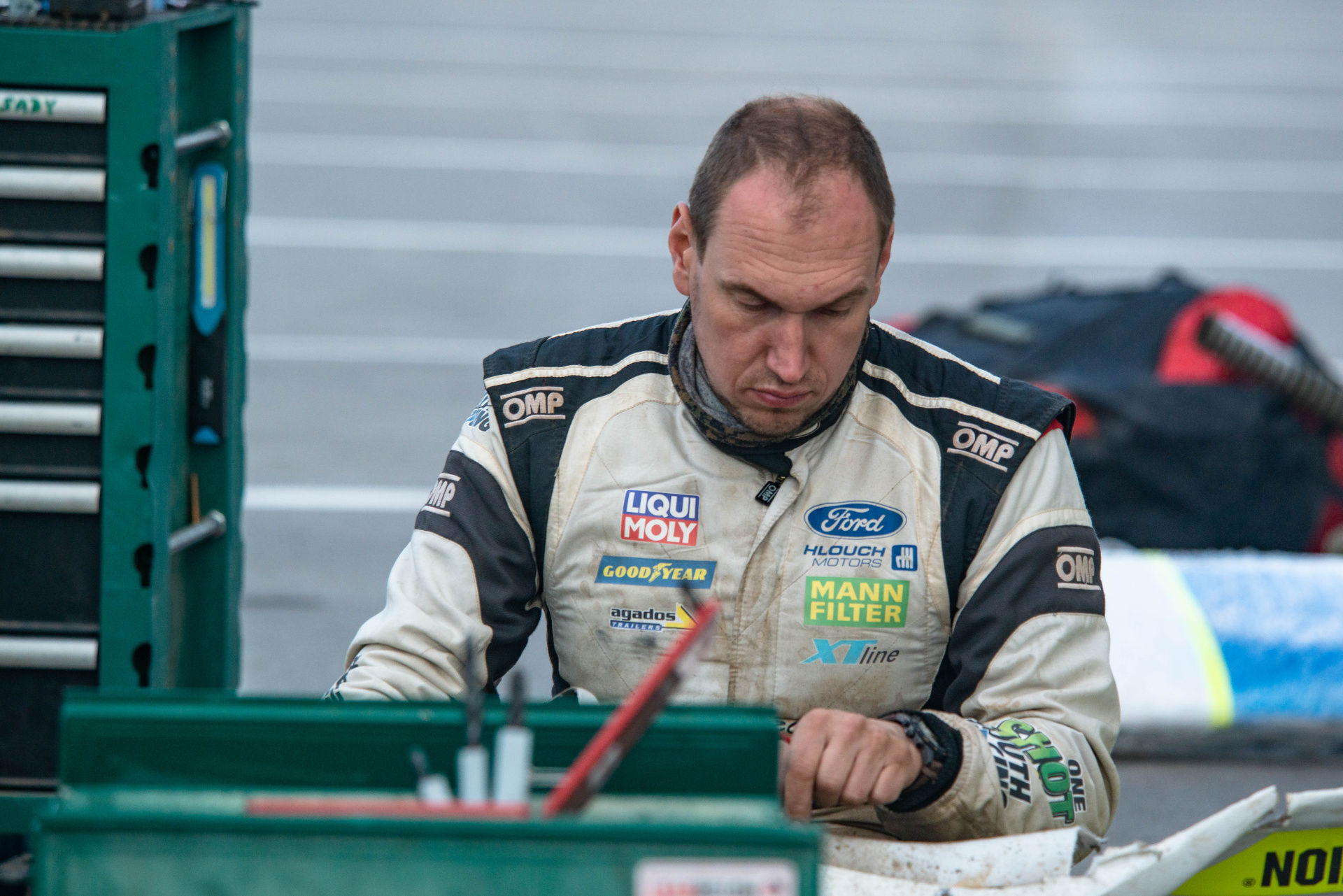 Ford posádky Ouředníček – Křípal převálcoval kamion, čeští závodníci ale chtějí pokračovat dál Ford posádky Ouředníček – Křípal převálcoval kamion, čeští závodníci ale chtějí pokračovat dál