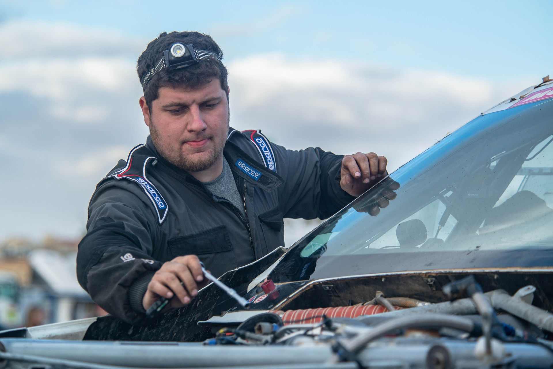 Ford posádky Ouředníček – Křípal převálcoval kamion, čeští závodníci ale chtějí pokračovat dál Ford posádky Ouředníček – Křípal převálcoval kamion, čeští závodníci ale chtějí pokračovat dál