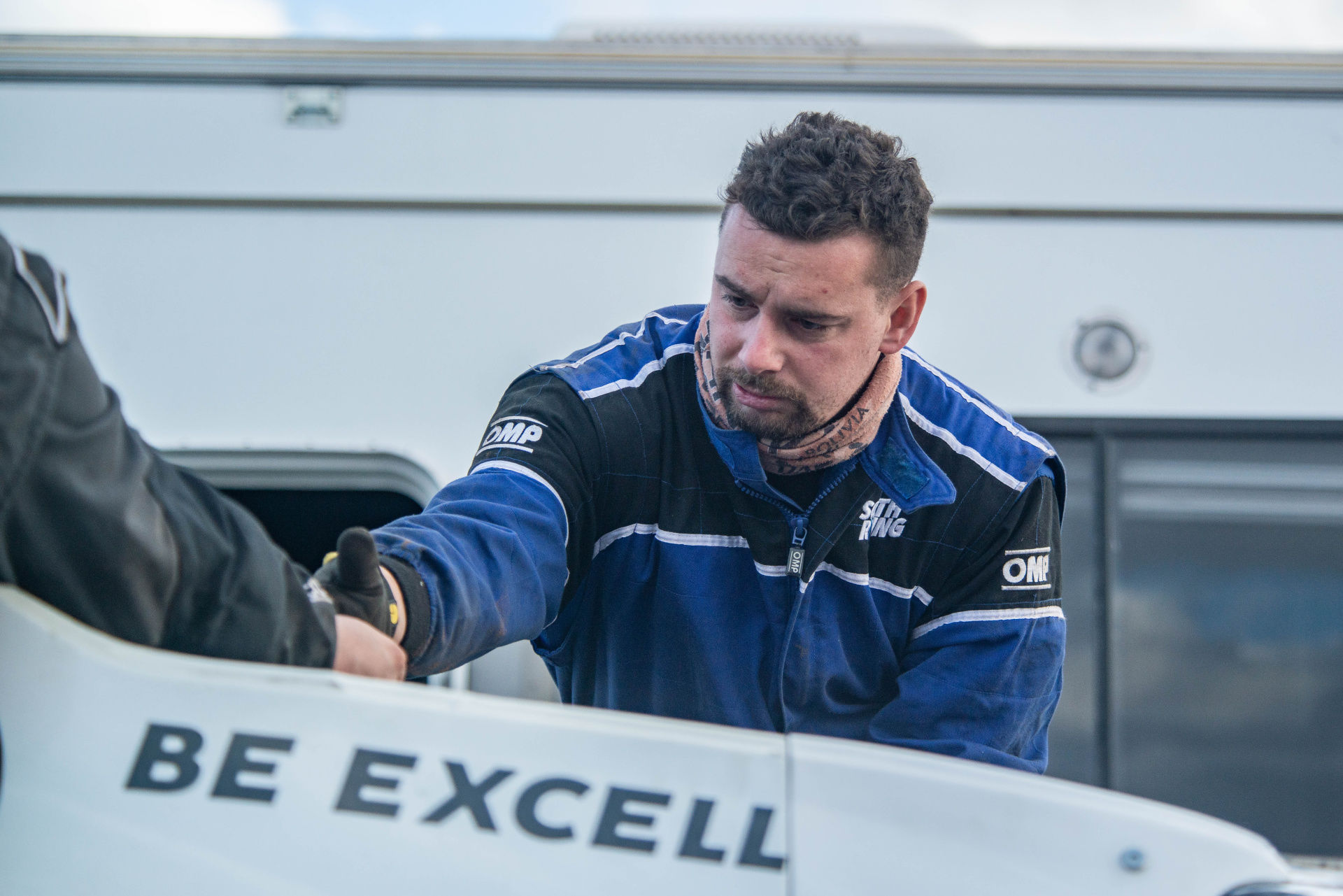 Ford posádky Ouředníček – Křípal převálcoval kamion, čeští závodníci ale chtějí pokračovat dál Ford posádky Ouředníček – Křípal převálcoval kamion, čeští závodníci ale chtějí pokračovat dál