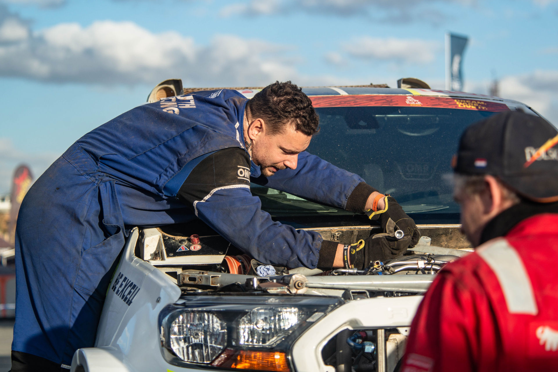 Ford posádky Ouředníček – Křípal převálcoval kamion, čeští závodníci ale chtějí pokračovat dál Ford posádky Ouředníček – Křípal převálcoval kamion, čeští závodníci ale chtějí pokračovat dál