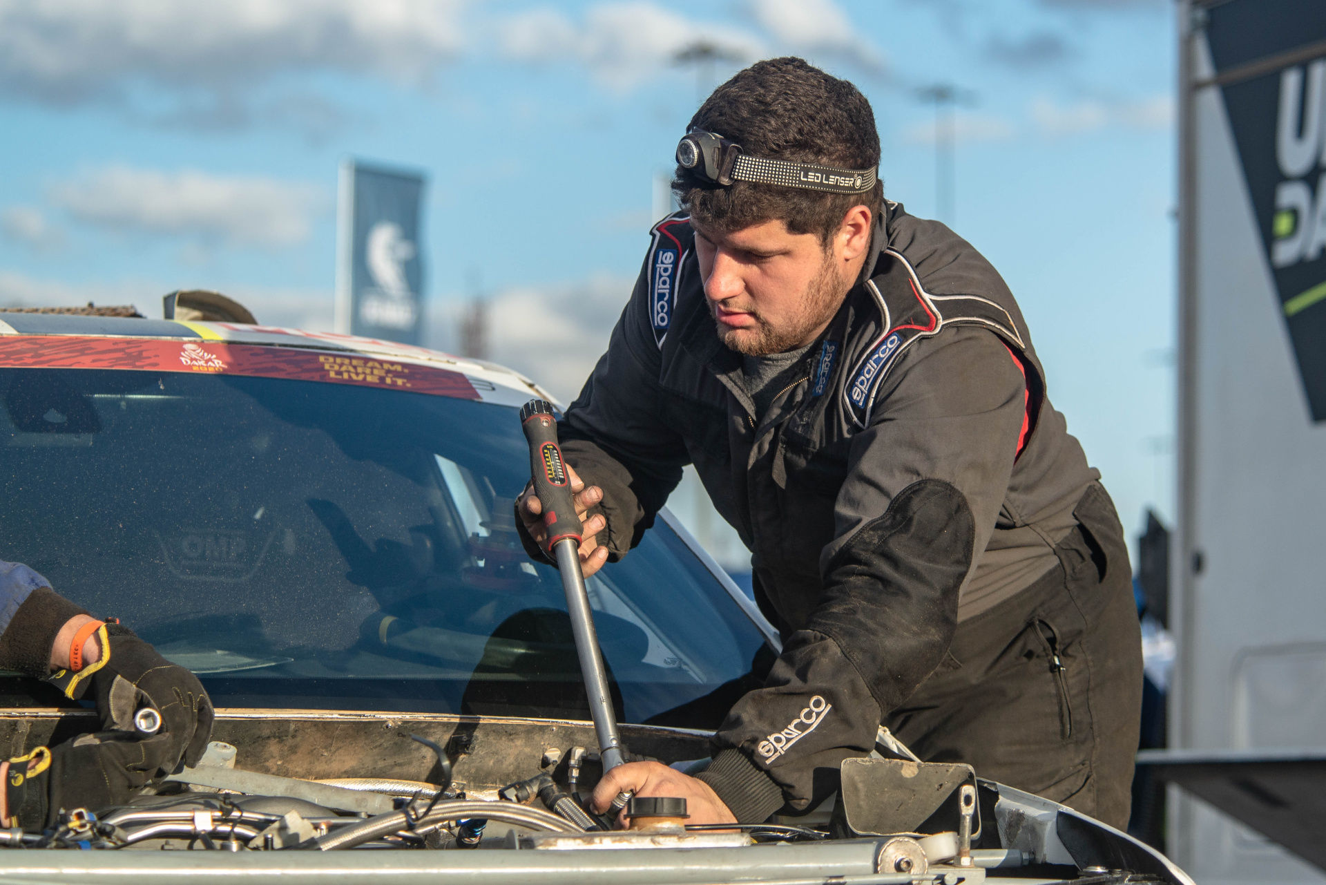 Ford posádky Ouředníček – Křípal převálcoval kamion, čeští závodníci ale chtějí pokračovat dál Ford posádky Ouředníček – Křípal převálcoval kamion, čeští závodníci ale chtějí pokračovat dál