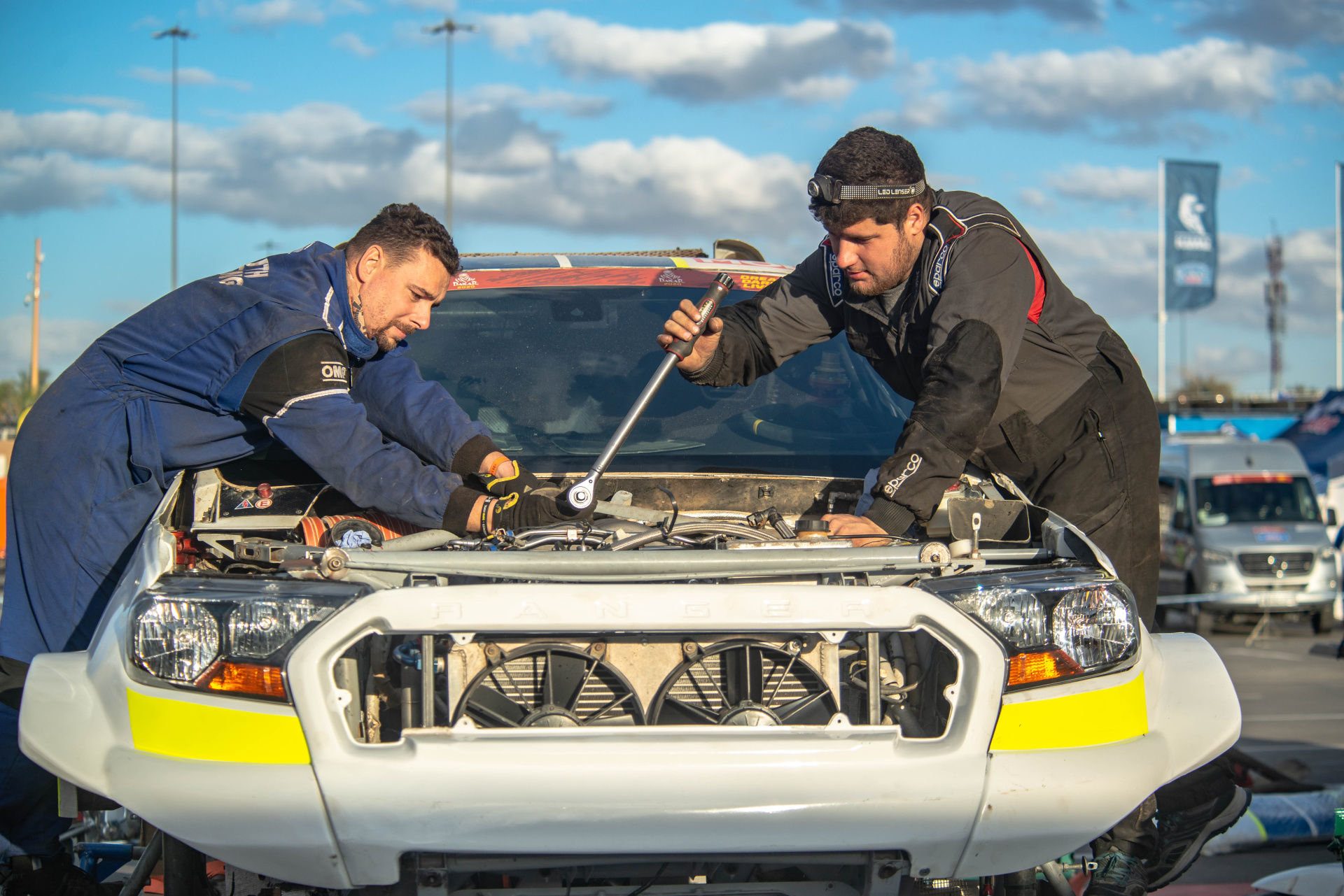 Ford posádky Ouředníček – Křípal převálcoval kamion, čeští závodníci ale chtějí pokračovat dál Ford posádky Ouředníček – Křípal převálcoval kamion, čeští závodníci ale chtějí pokračovat dál