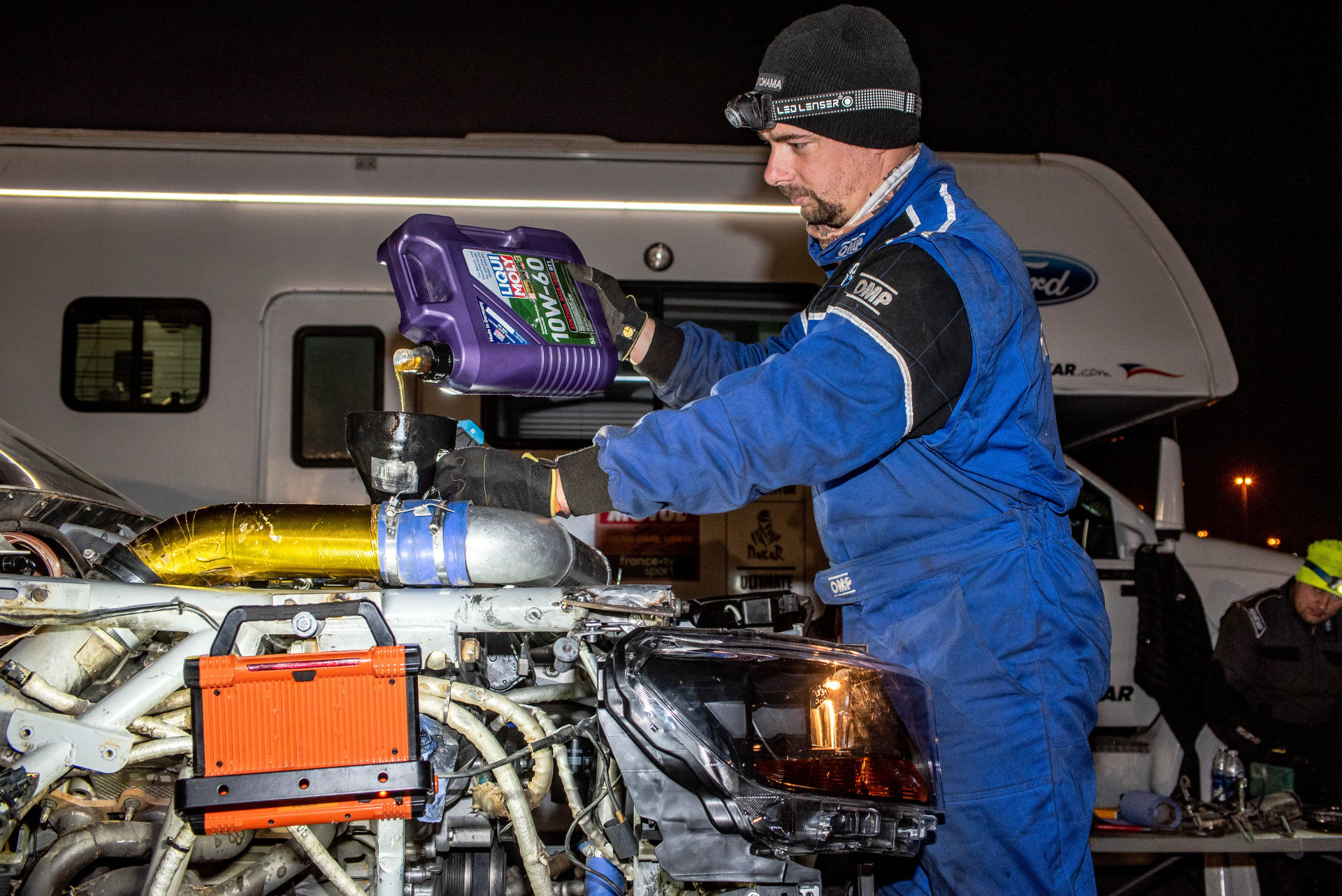 Ford posádky Ouředníček – Křípal převálcoval kamion, čeští závodníci ale chtějí pokračovat dál Ford posádky Ouředníček – Křípal převálcoval kamion, čeští závodníci ale chtějí pokračovat dál