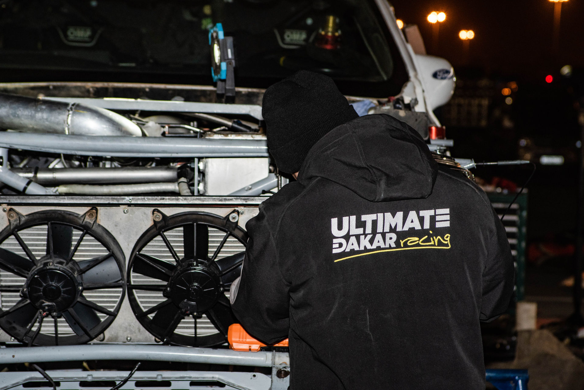 Ford posádky Ouředníček – Křípal převálcoval kamion, čeští závodníci ale chtějí pokračovat dál Ford posádky Ouředníček – Křípal převálcoval kamion, čeští závodníci ale chtějí pokračovat dál