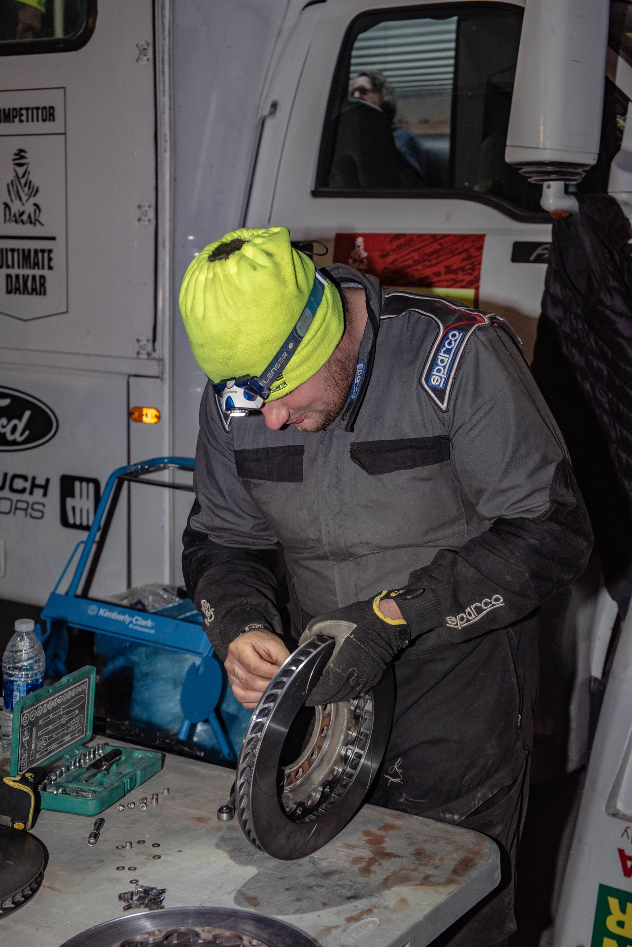 Ford posádky Ouředníček – Křípal převálcoval kamion, čeští závodníci ale chtějí pokračovat dál Ford posádky Ouředníček – Křípal převálcoval kamion, čeští závodníci ale chtějí pokračovat dál