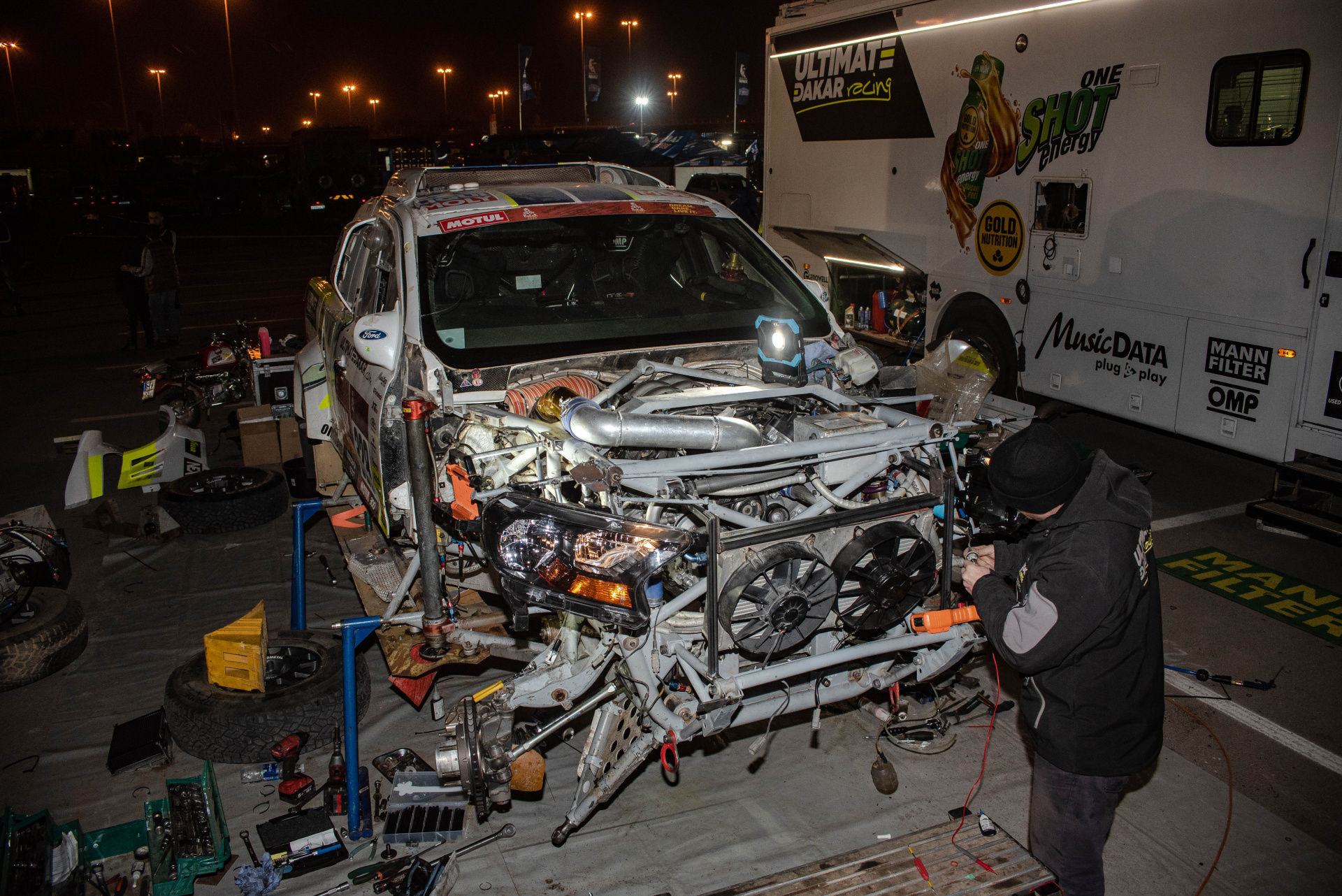 Ford posádky Ouředníček – Křípal převálcoval kamion, čeští závodníci ale chtějí pokračovat dál Ford posádky Ouředníček – Křípal převálcoval kamion, čeští závodníci ale chtějí pokračovat dál