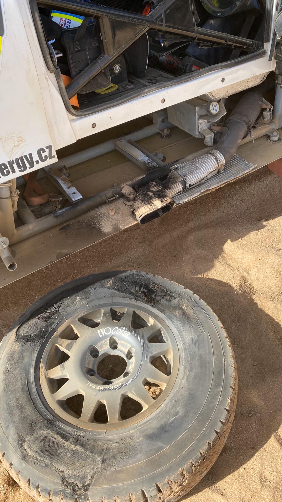 Ford Tomáše Ouředníčka při druhé etapě málem shořel Ford Tomáše Ouředníčka při druhé etapě málem shořel