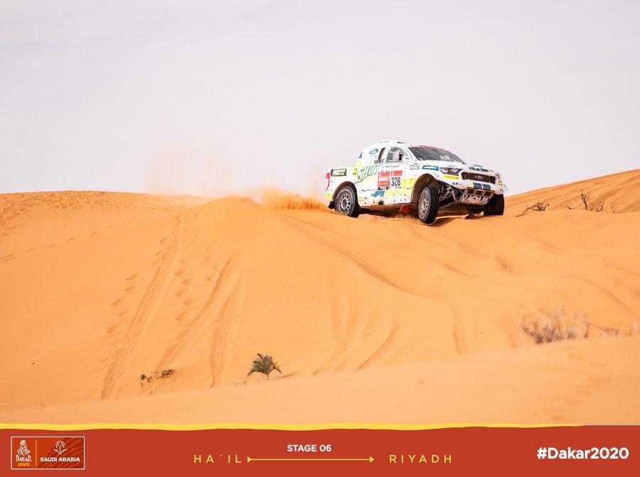 Ford posádky Ouředníček – Křípal převálcoval kamion, čeští závodníci ale chtějí pokračovat dál Ford posádky Ouředníček – Křípal převálcoval kamion, čeští závodníci ale chtějí pokračovat dál