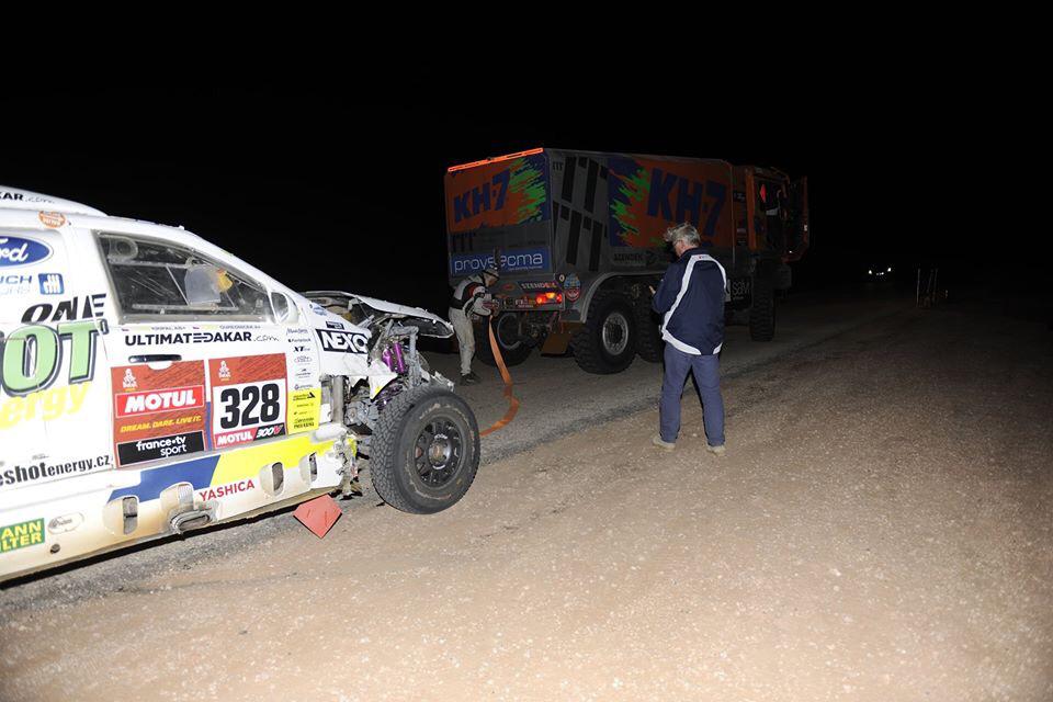 Ford posádky Ouředníček – Křípal převálcoval kamion, čeští závodníci ale chtějí pokračovat dál Ford posádky Ouředníček – Křípal převálcoval kamion, čeští závodníci ale chtějí pokračovat dál