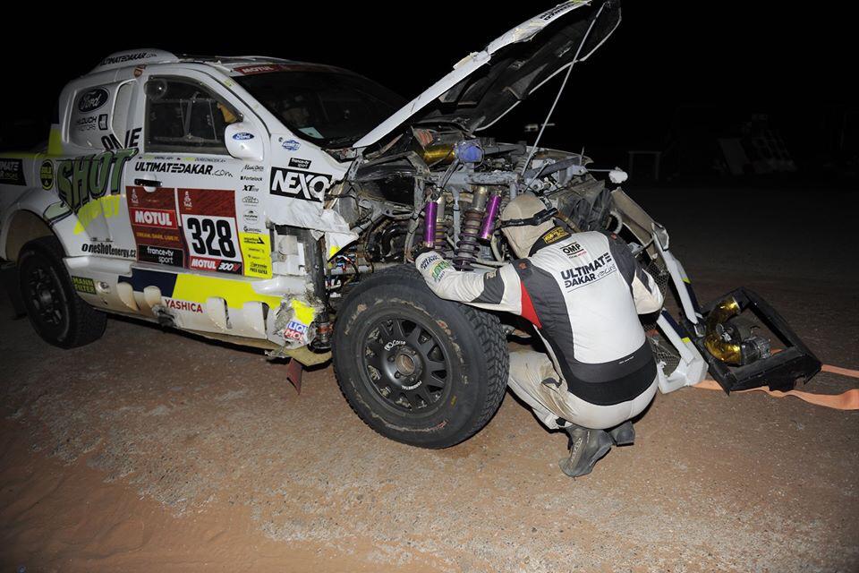 Ford posádky Ouředníček – Křípal převálcoval kamion, čeští závodníci ale chtějí pokračovat dál Ford posádky Ouředníček – Křípal převálcoval kamion, čeští závodníci ale chtějí pokračovat dál