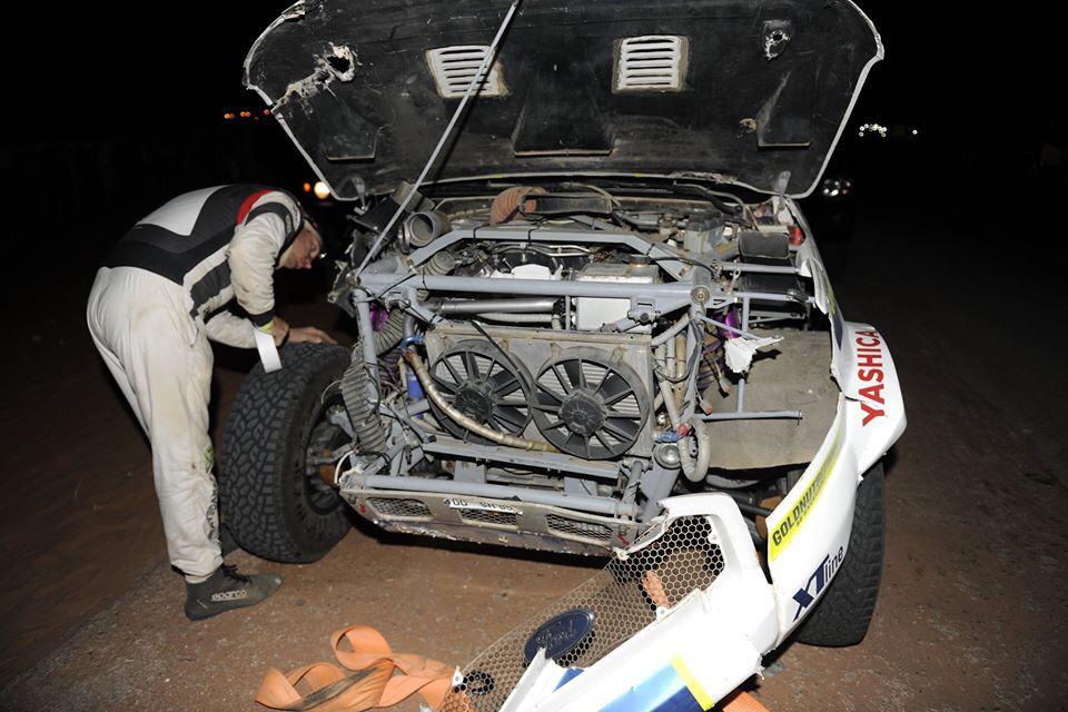 Ford posádky Ouředníček – Křípal převálcoval kamion, čeští závodníci ale chtějí pokračovat dál Ford posádky Ouředníček – Křípal převálcoval kamion, čeští závodníci ale chtějí pokračovat dál