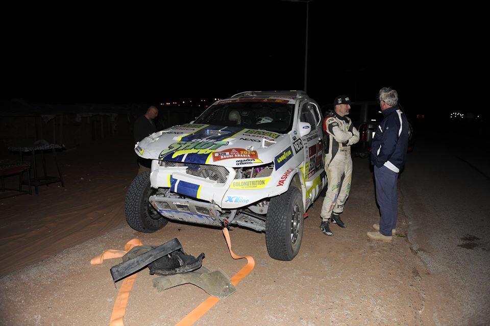 Ford posádky Ouředníček – Křípal převálcoval kamion, čeští závodníci ale chtějí pokračovat dál Ford posádky Ouředníček – Křípal převálcoval kamion, čeští závodníci ale chtějí pokračovat dál