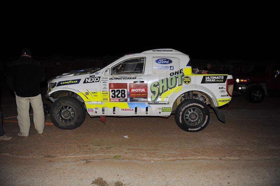 Ford posádky Ouředníček – Křípal převálcoval kamion, čeští závodníci ale chtějí pokračovat dál Ford posádky Ouředníček – Křípal převálcoval kamion, čeští závodníci ale chtějí pokračovat dál