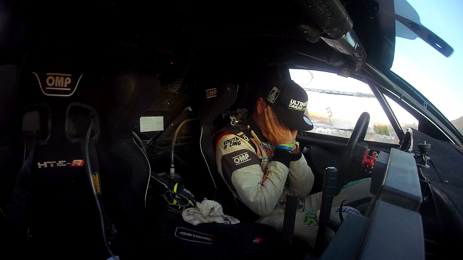 Ford posádky Ouředníček – Křípal převálcoval kamion, čeští závodníci ale chtějí pokračovat dál Ford posádky Ouředníček – Křípal převálcoval kamion, čeští závodníci ale chtějí pokračovat dál