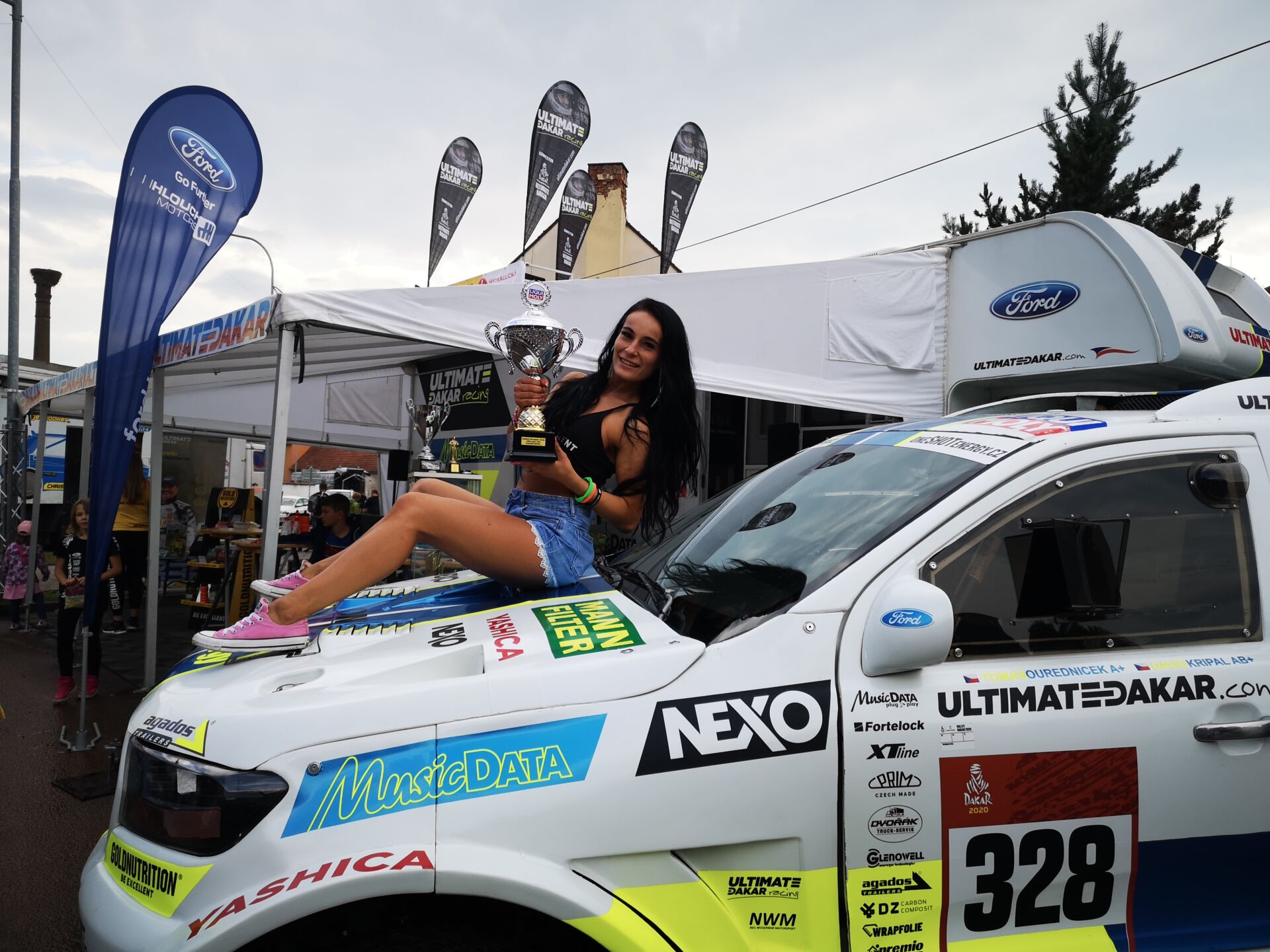 DVA VÍKENDY A DVA POHÁRY