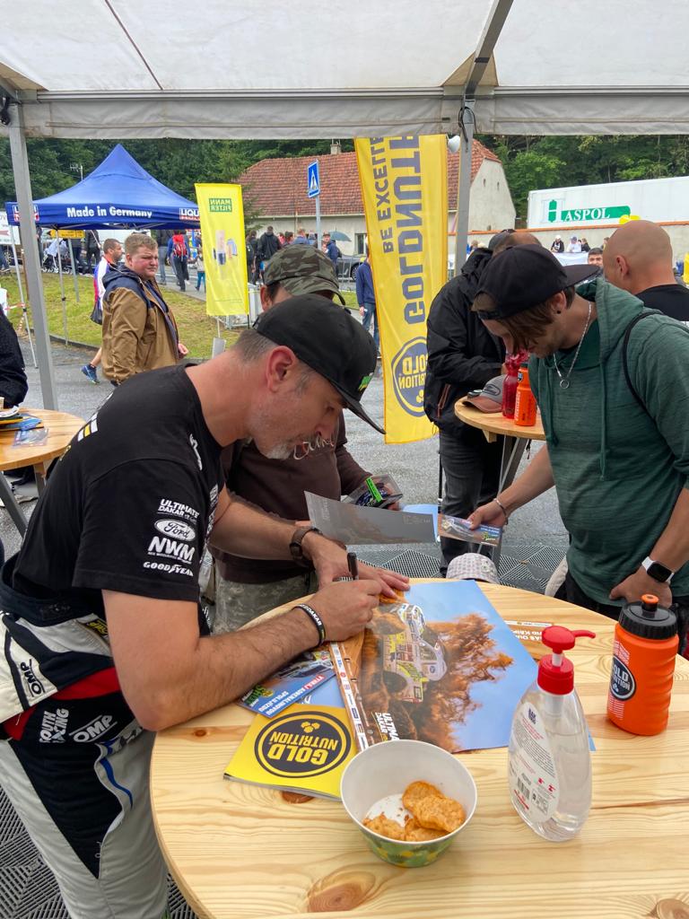 DVA VÍKENDY A DVA POHÁRY