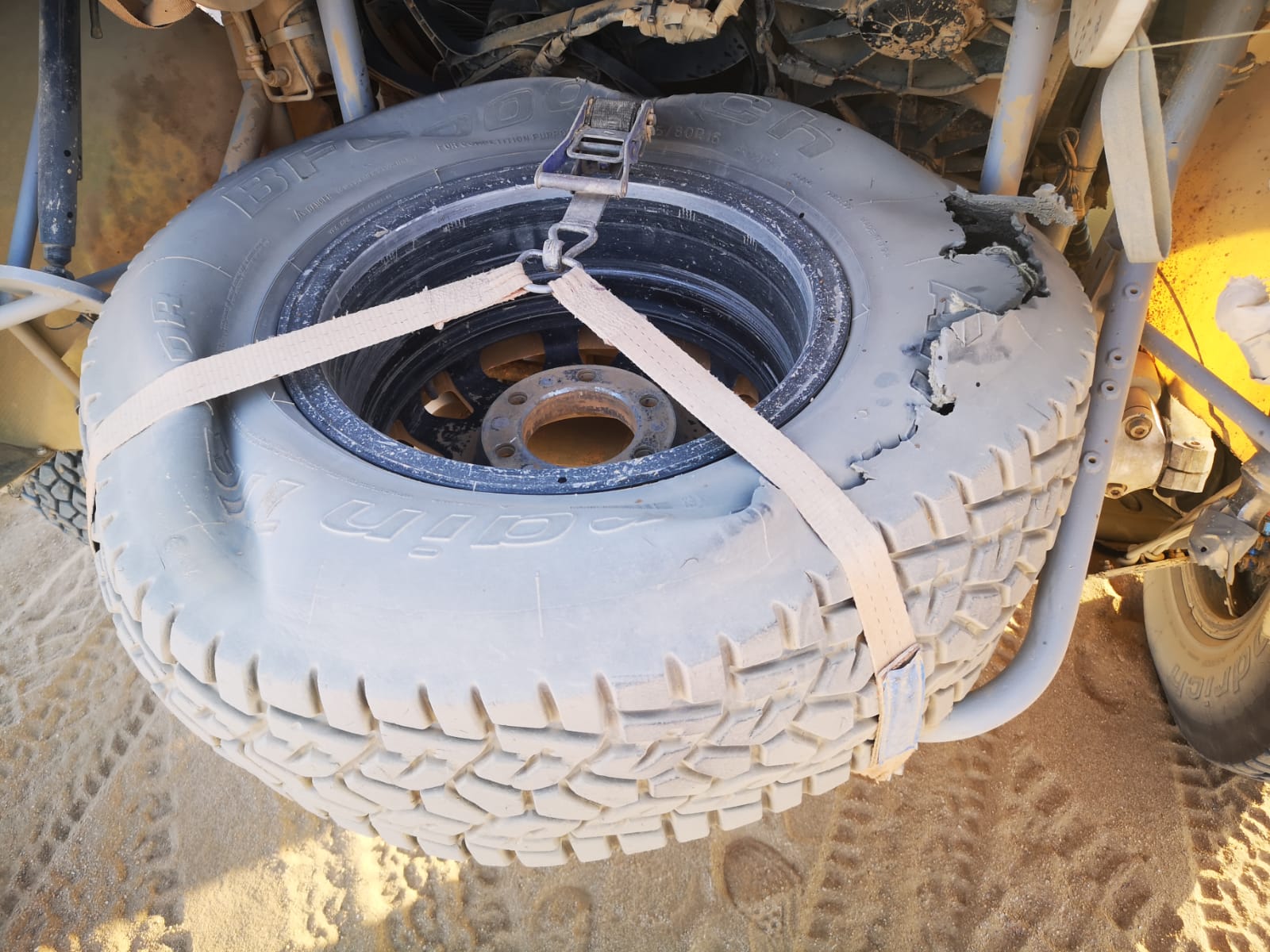 Posádka Ouředníček-Křípal musela v první dakarské etapě hrát ruskou ruletu kvůli defektům Posádka Ouředníček-Křípal musela v první dakarské etapě hrát ruskou ruletu kvůli defektům