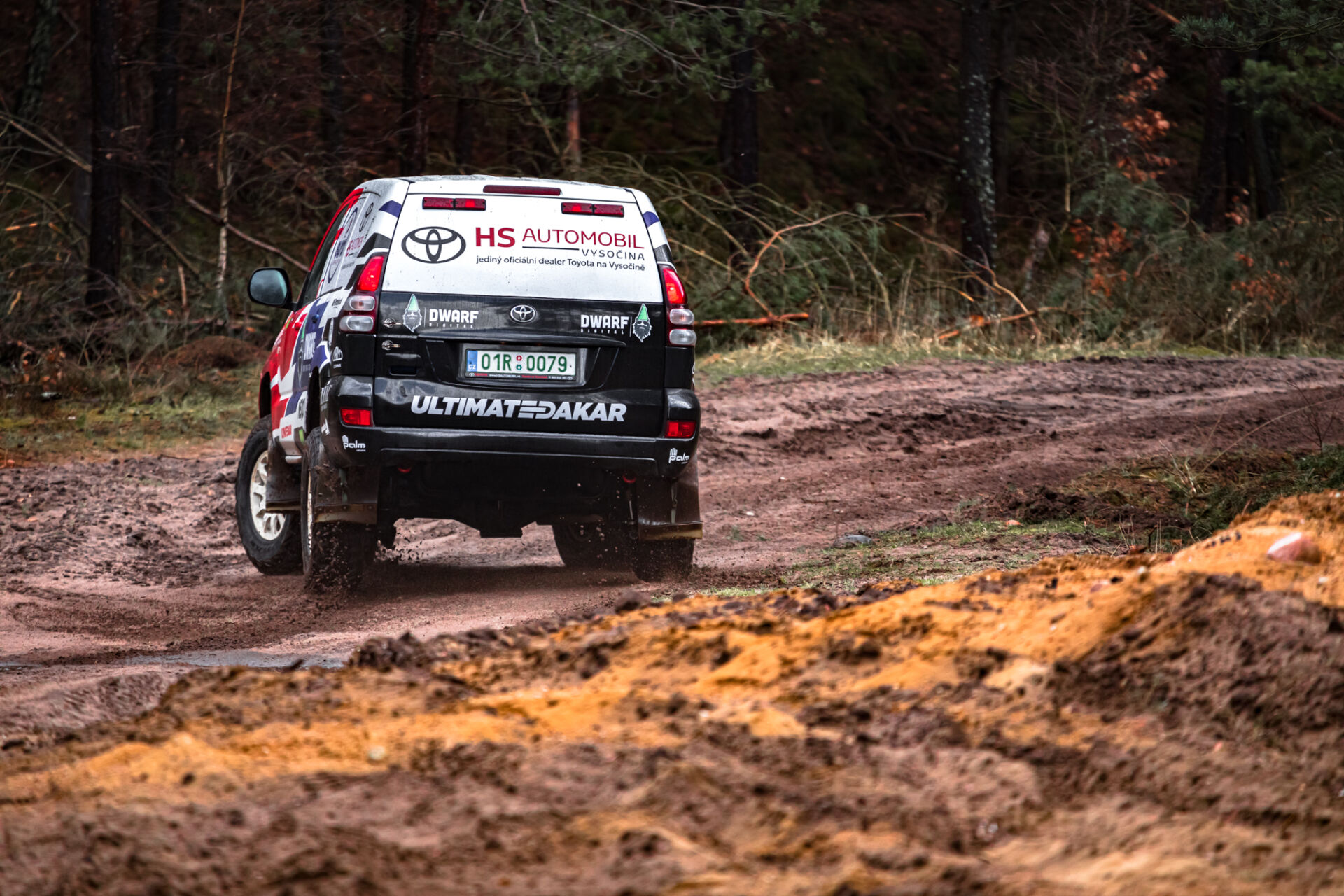 Nová Toyota Land Cruiser s novou posádkou slaví úspěch po svém prvním závodě Nová Toyota Land Cruiser s novou posádkou slaví úspěch po svém prvním závodě