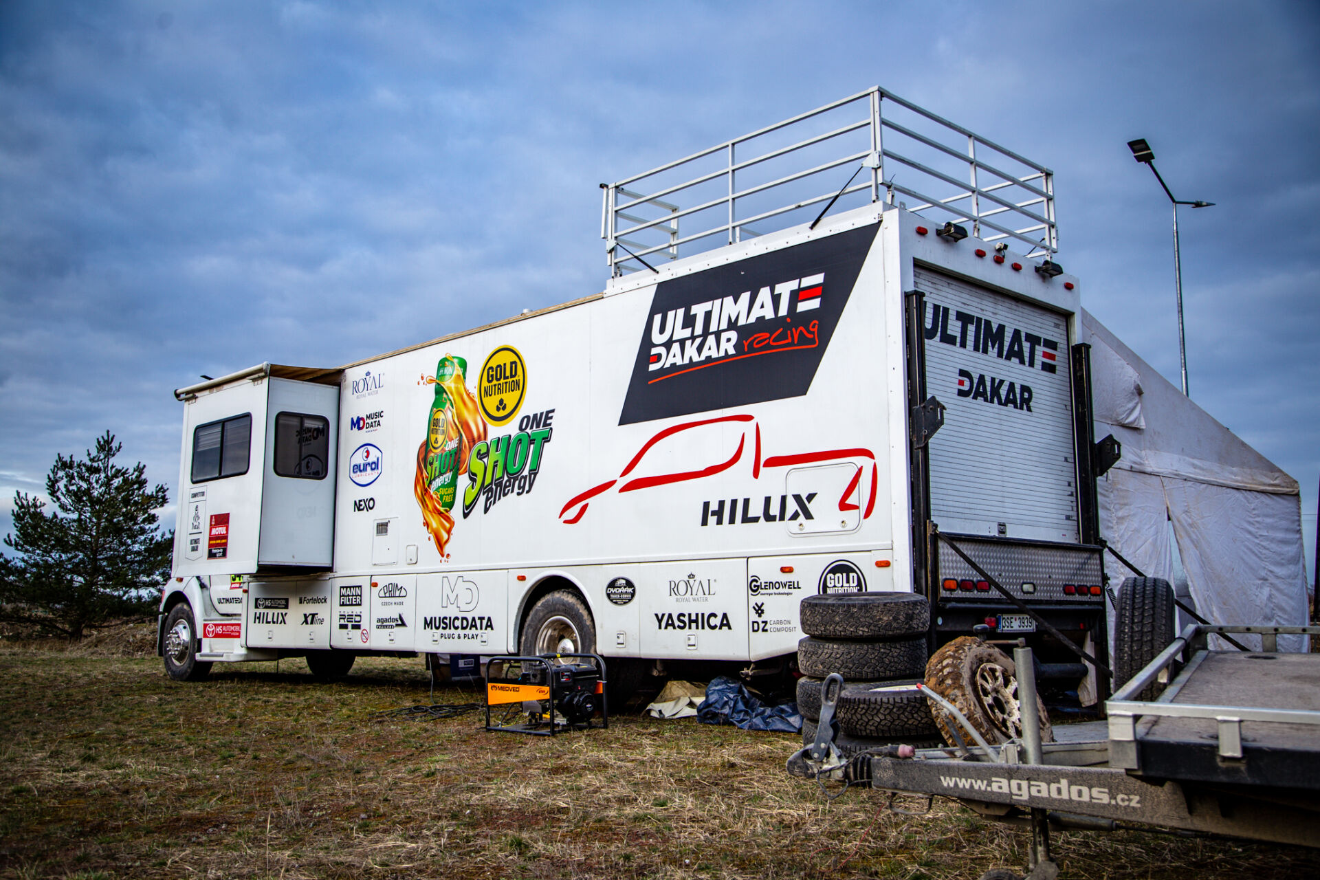 Nová Toyota Land Cruiser s novou posádkou slaví úspěch po svém prvním závodě Nová Toyota Land Cruiser s novou posádkou slaví úspěch po svém prvním závodě