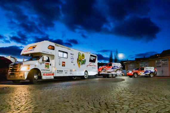 Nová Toyota Land Cruiser s novou posádkou slaví úspěch po svém prvním závodě Nová Toyota Land Cruiser s novou posádkou slaví úspěch po svém prvním závodě