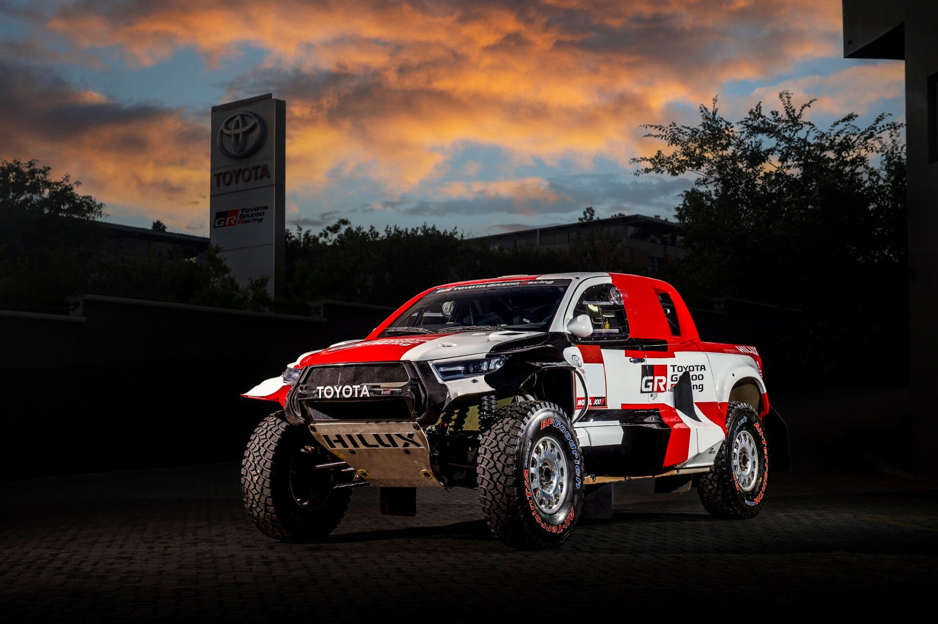 Dakarští bojovníci Ouředníček s Křípalem osedlají tovární speciál Toyota Hilux Gazoo Racing