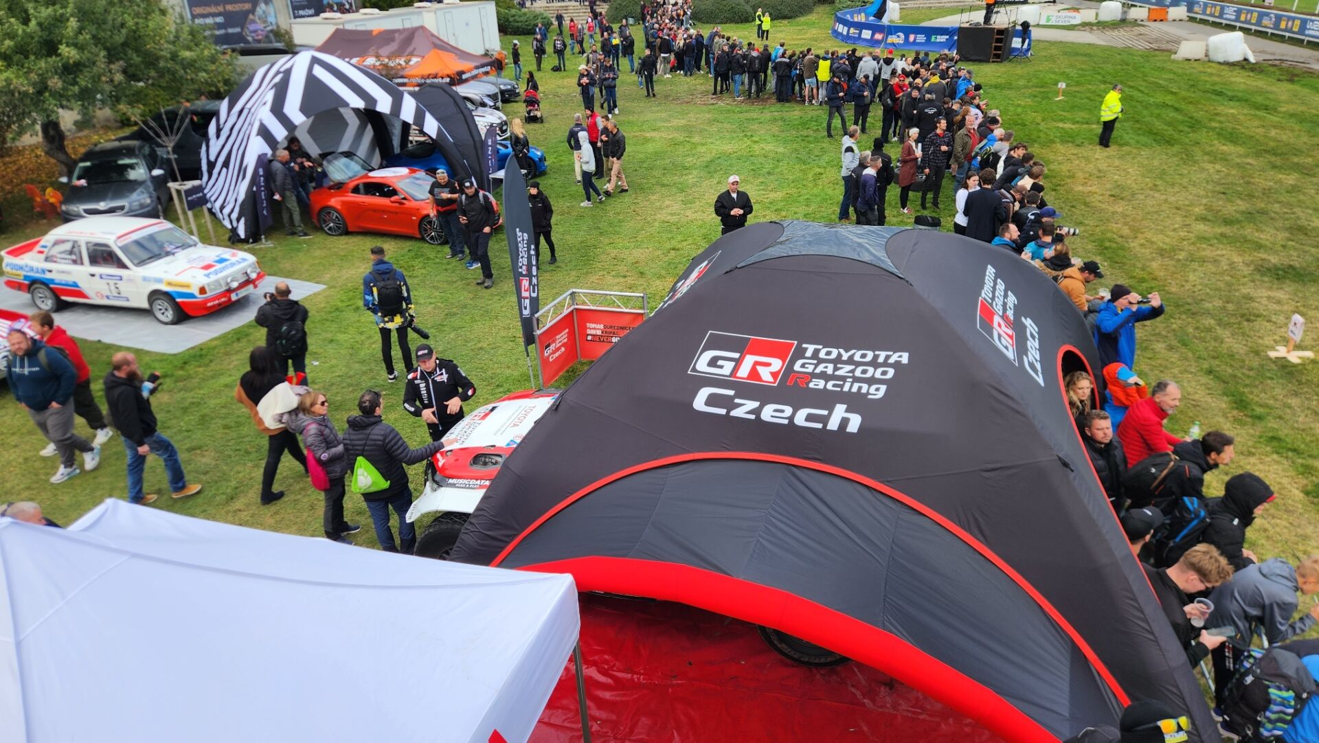 Tým TGR Czech si užil exhibici při WRC a oslavil mistrovský titul Toyoty na Prague Car Festival Tým TGR Czech si užil exhibici při WRC a oslavil mistrovský titul Toyoty na Prague Car Festival