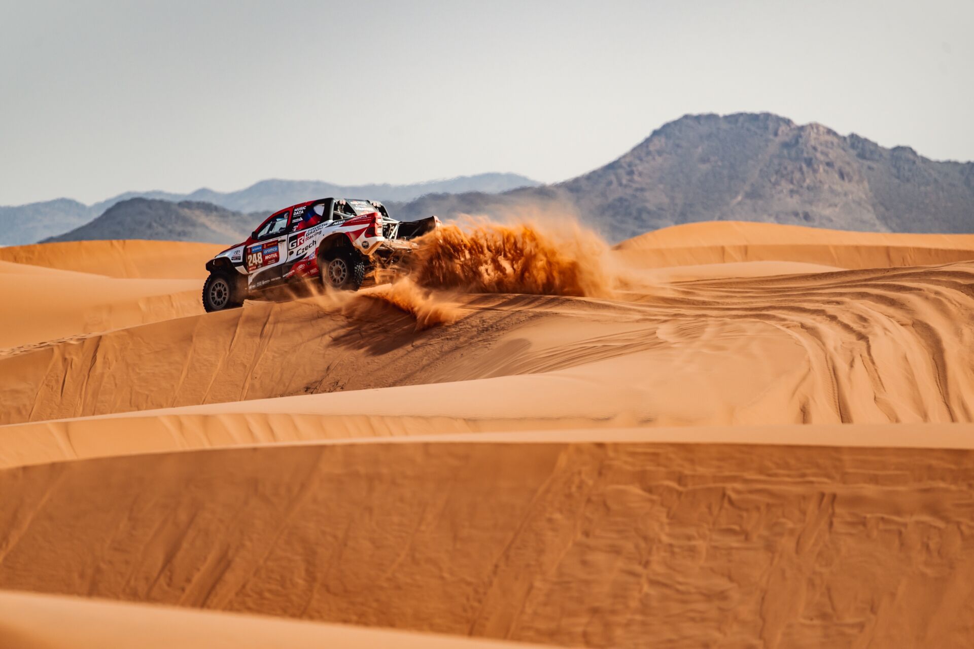 První duny pro Ouředníčka a Křípala v Toyotě Hilux T1+ První duny pro Ouředníčka a Křípala v Toyotě Hilux T1+