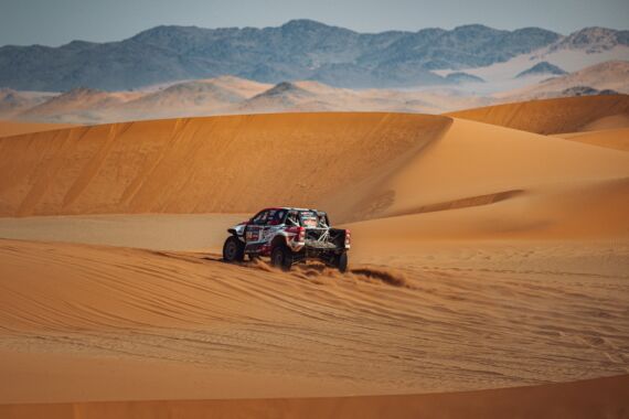 Obrázek galerie První duny pro Ouředníčka a Křípala v Toyotě Hilux T1+