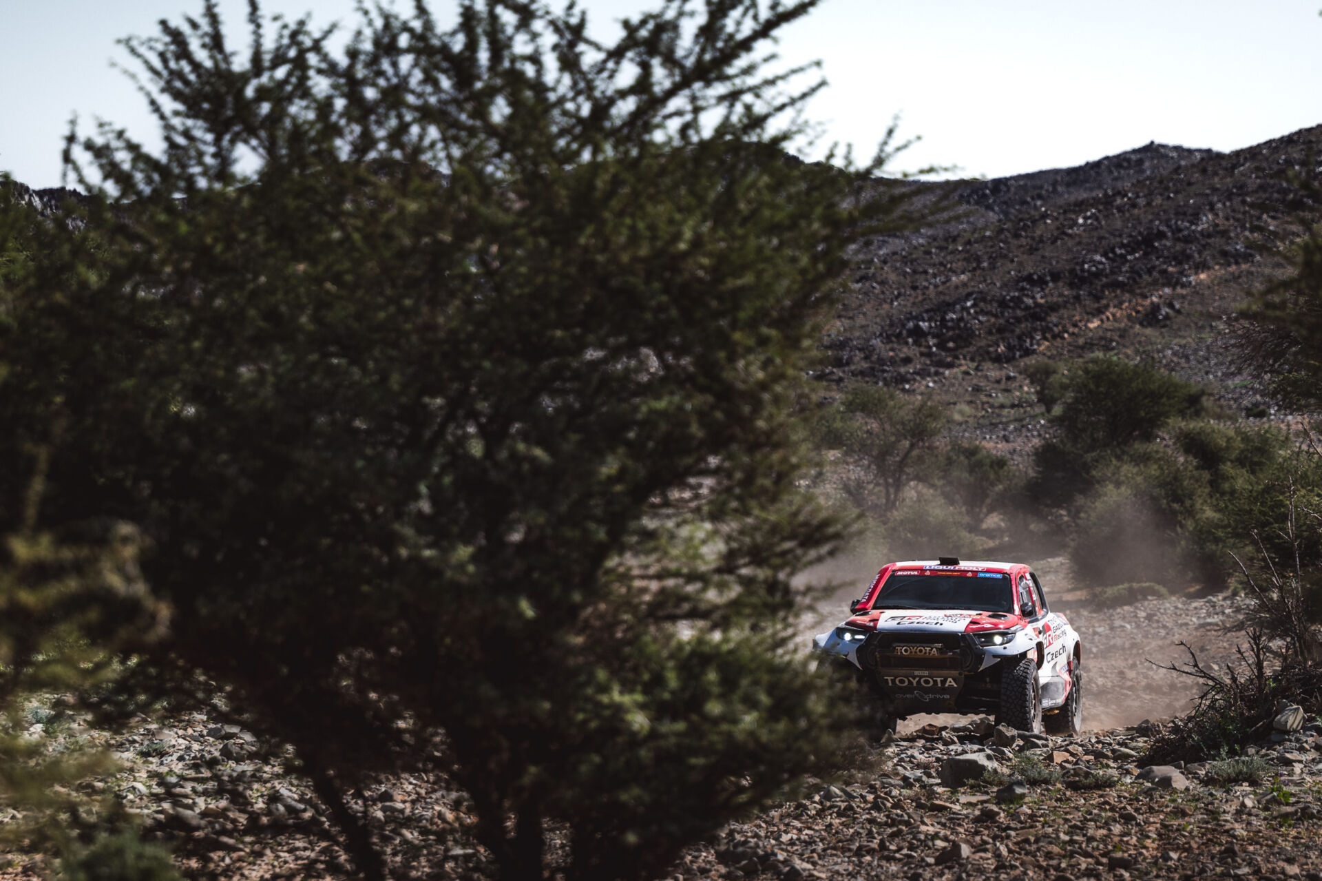Ouředníček a Křípal dnes pomohli dvěma posádkám zpátky na kola Ouředníček a Křípal dnes pomohli dvěma posádkám zpátky na kola