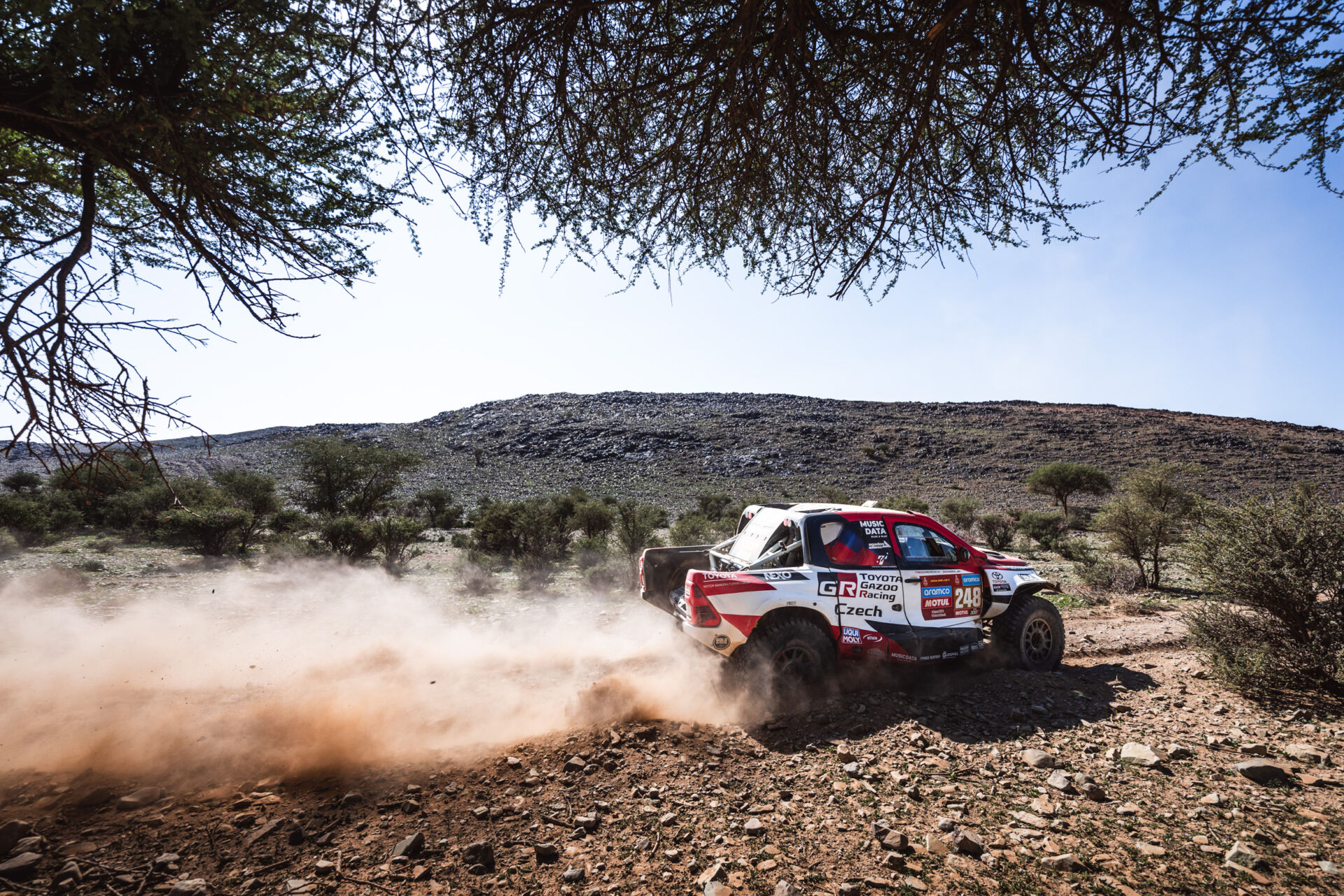 Ouředníček a Křípal dnes pomohli dvěma posádkám zpátky na kola Ouředníček a Křípal dnes pomohli dvěma posádkám zpátky na kola