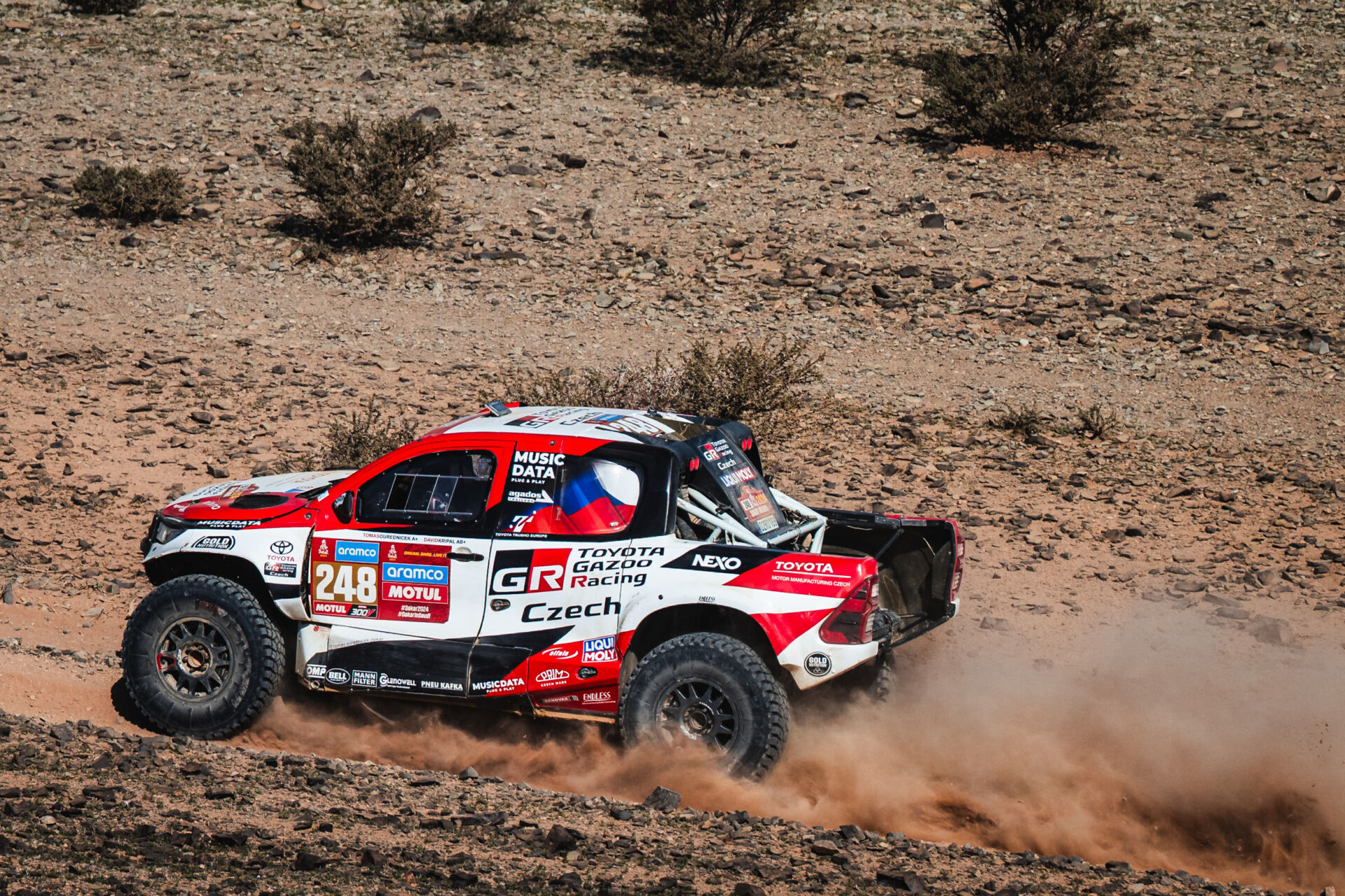 Ouředníček a Křípal dnes pomohli dvěma posádkám zpátky na kola Ouředníček a Křípal dnes pomohli dvěma posádkám zpátky na kola