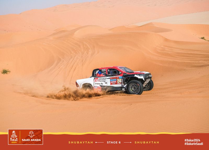 Banální závada nechala českou posádku v nedostupné poušti a prověřila týmové motto „nikdy to nevzdám“ Banální závada nechala českou posádku v nedostupné poušti a prověřila týmové motto „nikdy to nevzdám“