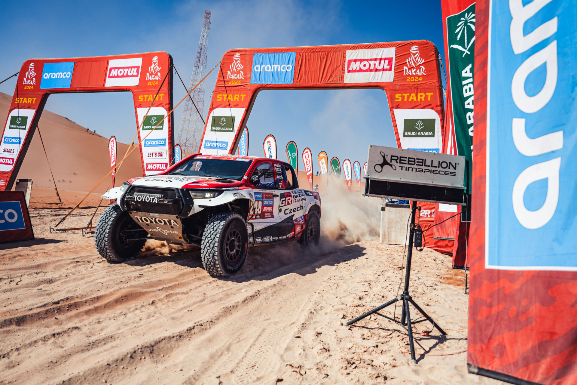 Banální závada nechala českou posádku v nedostupné poušti a prověřila týmové motto „nikdy to nevzdám“ Banální závada nechala českou posádku v nedostupné poušti a prověřila týmové motto „nikdy to nevzdám“